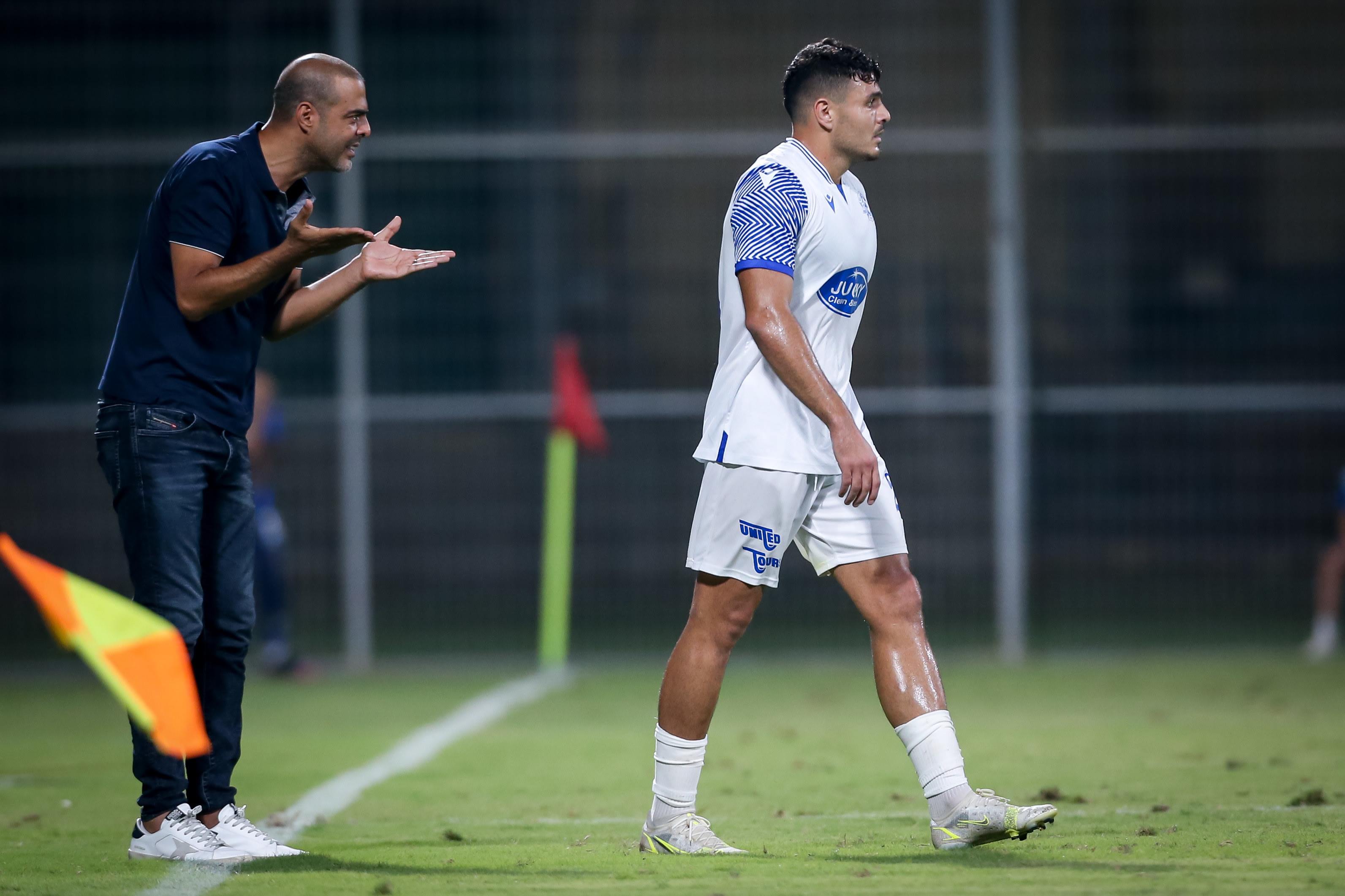 מאמן מכבי פתח תקוה גיא לוזון עם ינון אליהו