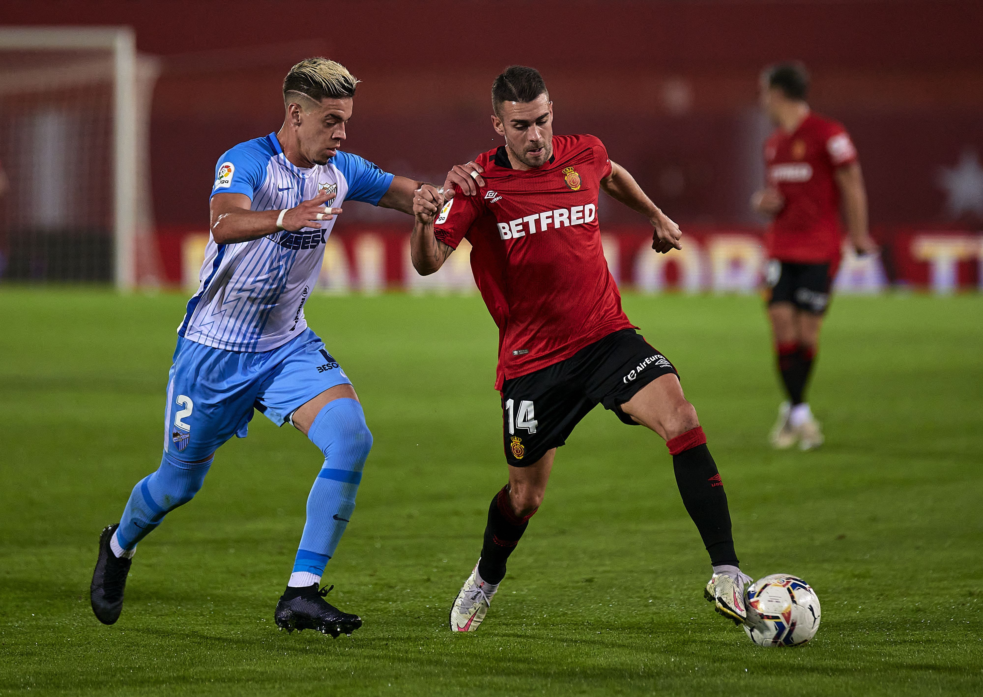 ג'וסואה מחיאס במדי מלאגה מול שחקן מאיורקה, דני רודריגס