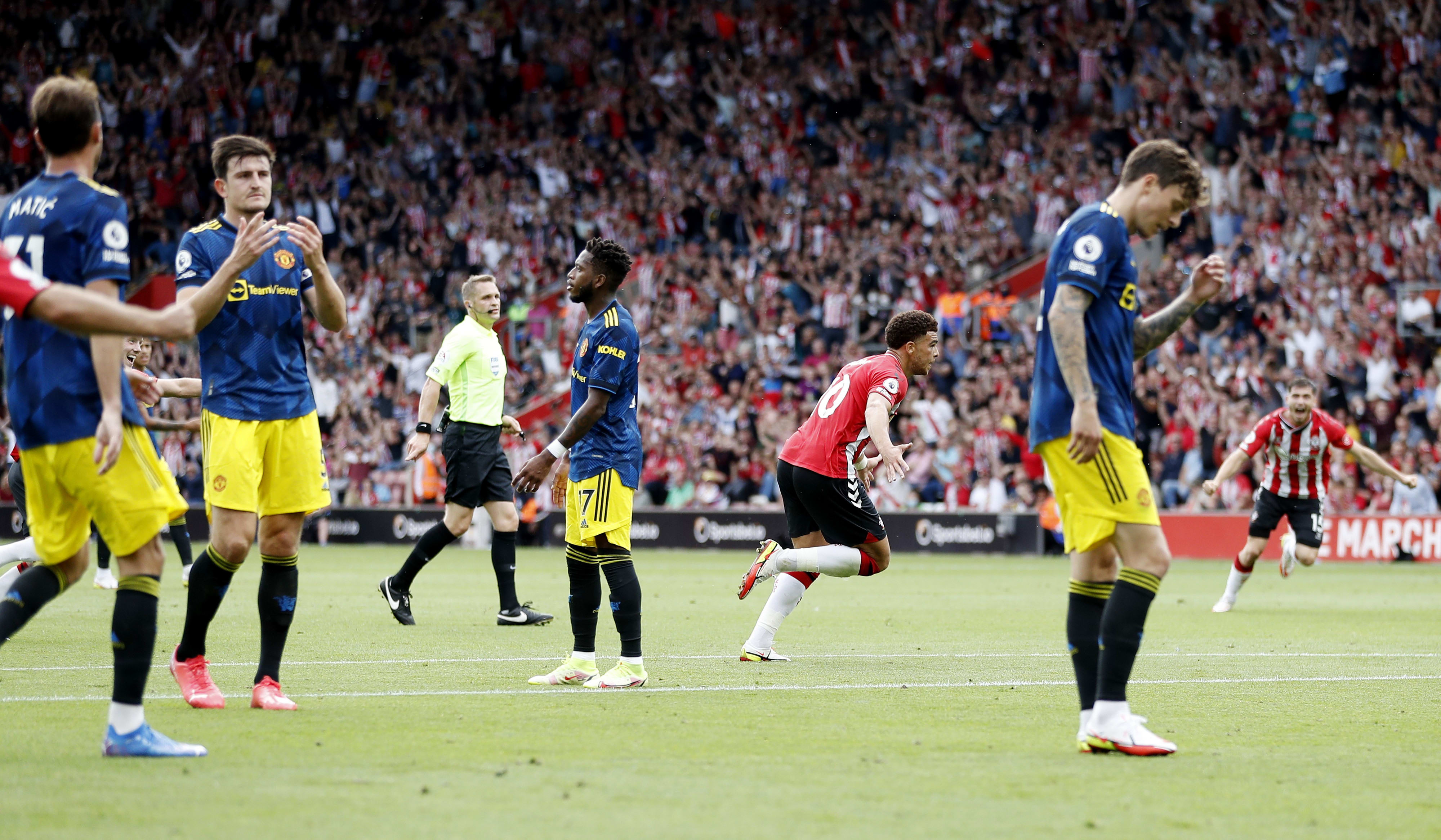 צ'ה אדמס שחקן סאות'המפטון חוגג שער, שחקני מנצ'סטר יונייטד מאוכזבים