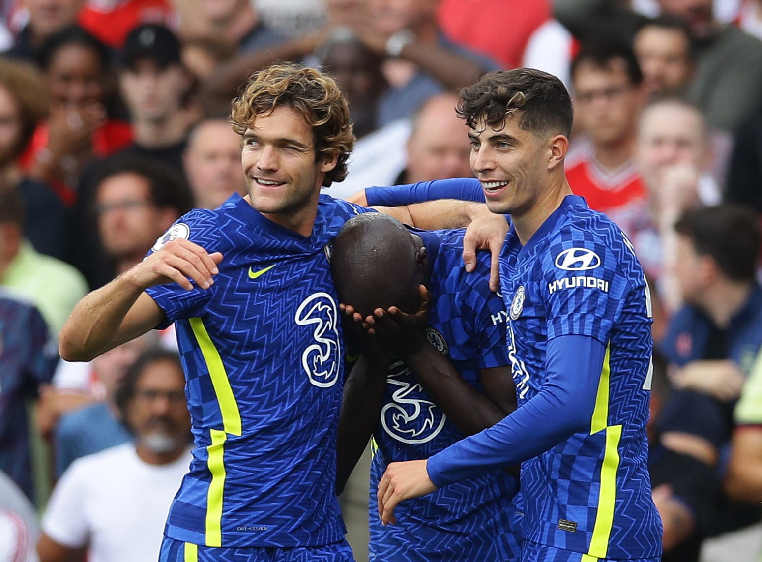 קאי האברץ עם מרקוס אלונסו שחקני צ'לסי מברכים את רומלו לוקאקו
