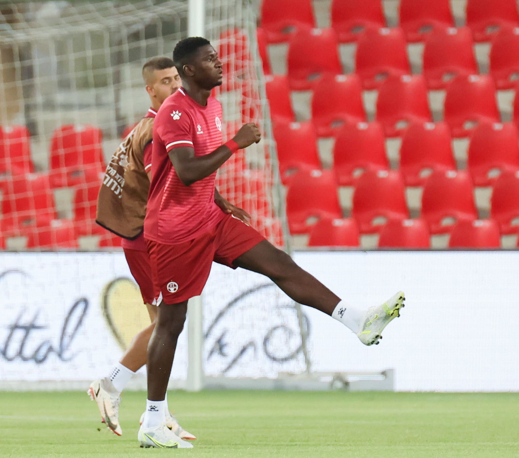 אלטון אקולטסה שחקן הפועל באר שבע בחימום