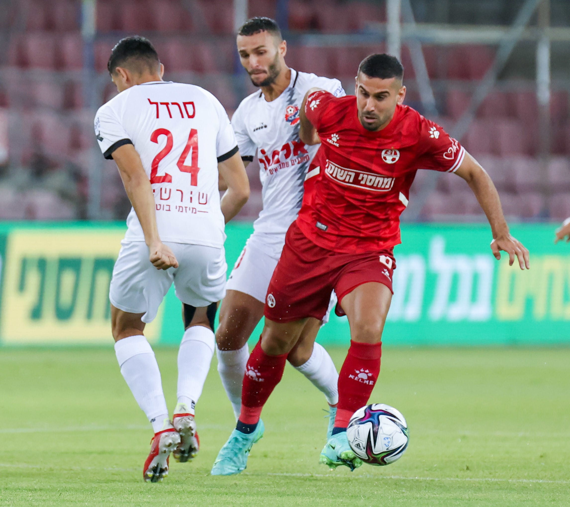 רועי גורדנה שחקן הפועל באר שבע מול סער פדידה שחקן הפועל חיפה