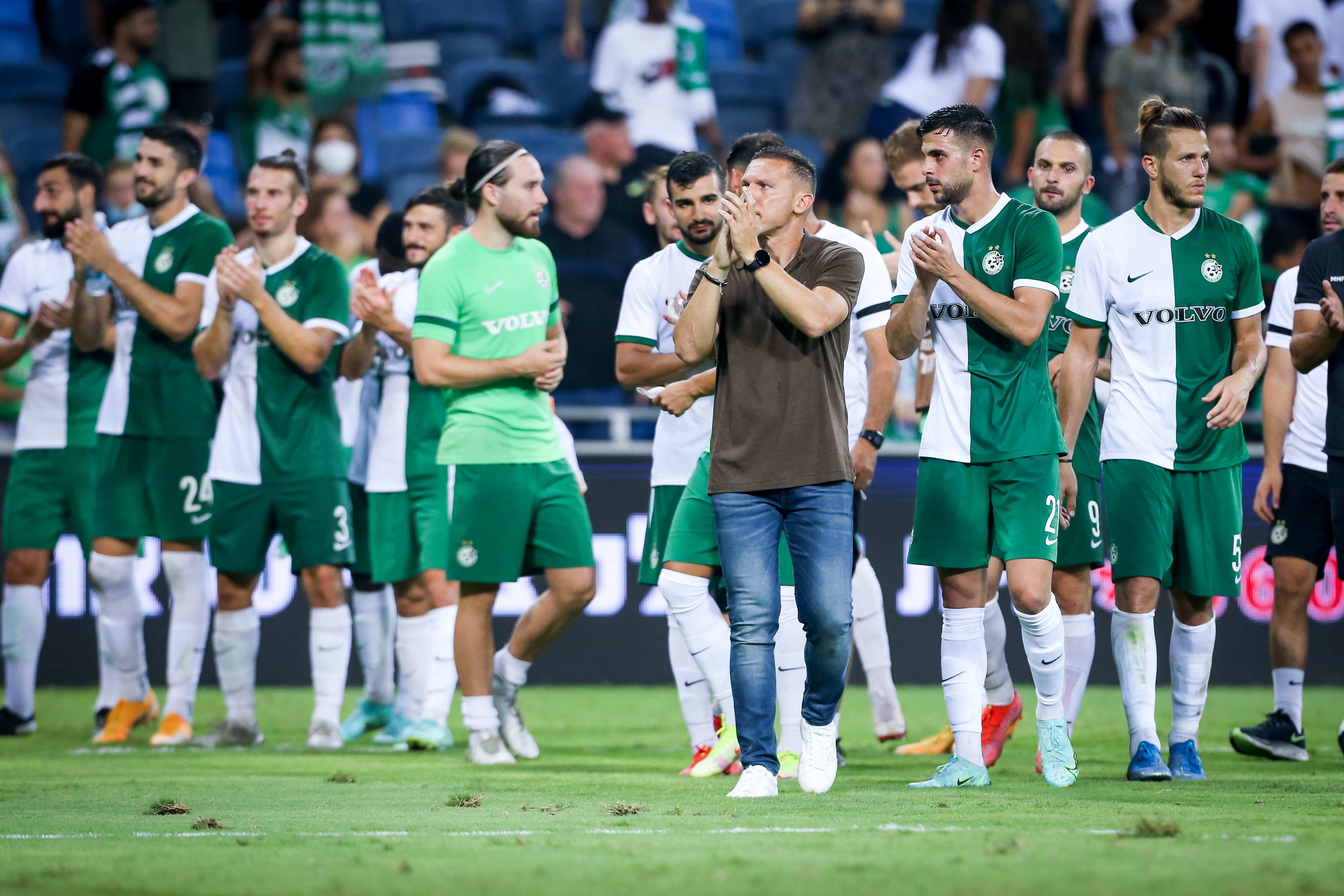 ברק בכר מאמן מכבי חיפה עם שחקניו