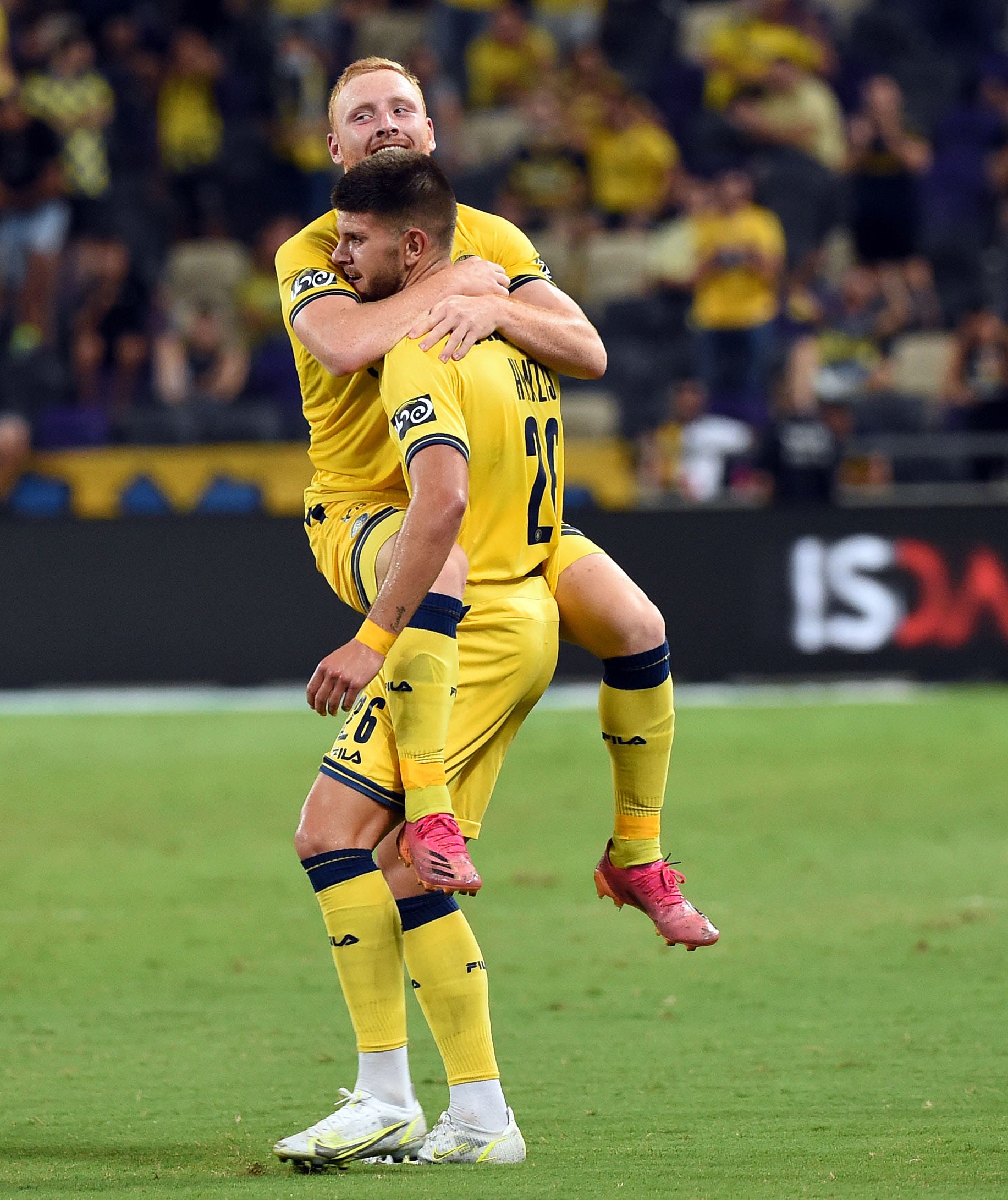 שחקן מכבי תל אביב רונן חנציס עם עידו שחר