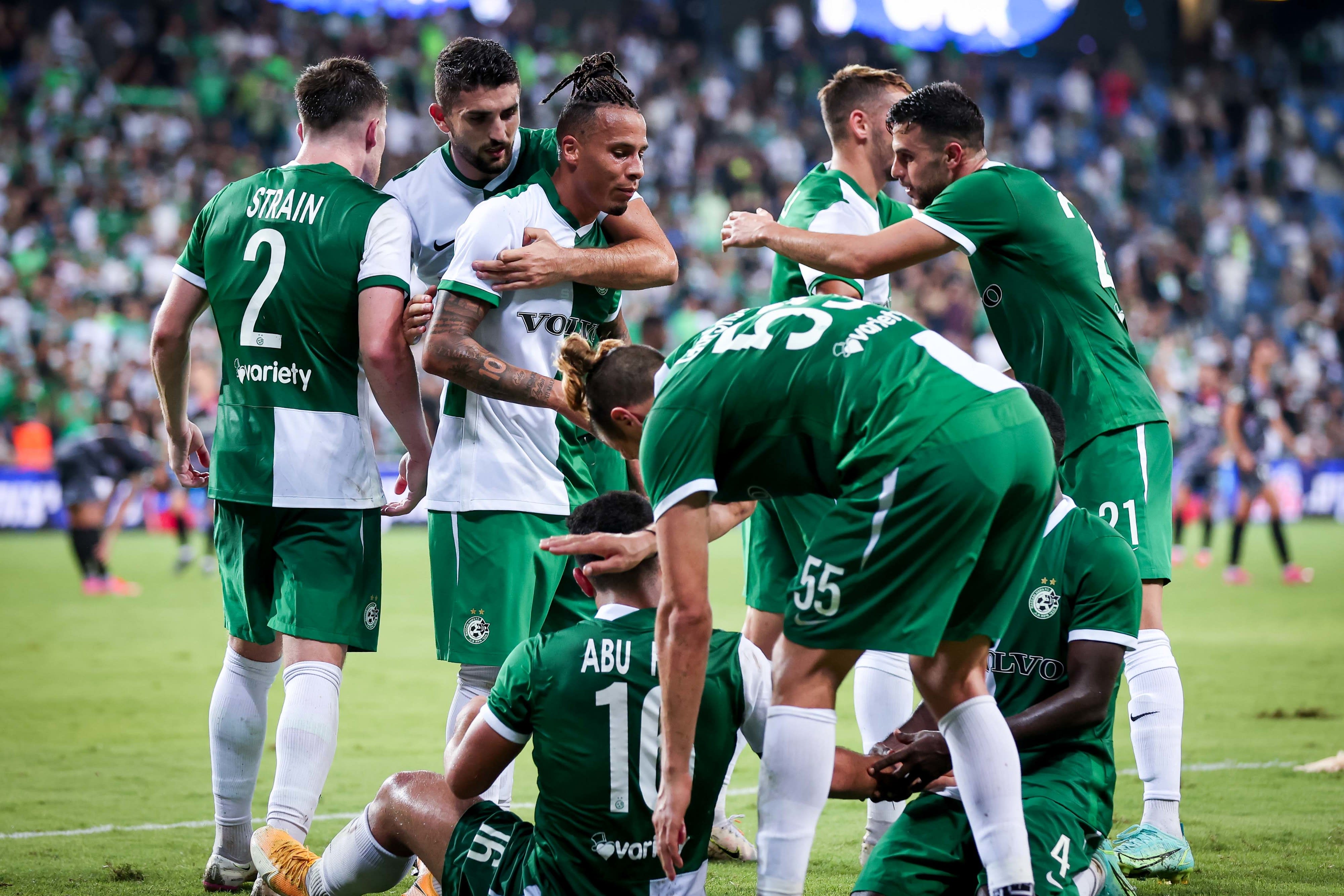 שחקני מכבי חיפה חוגגים