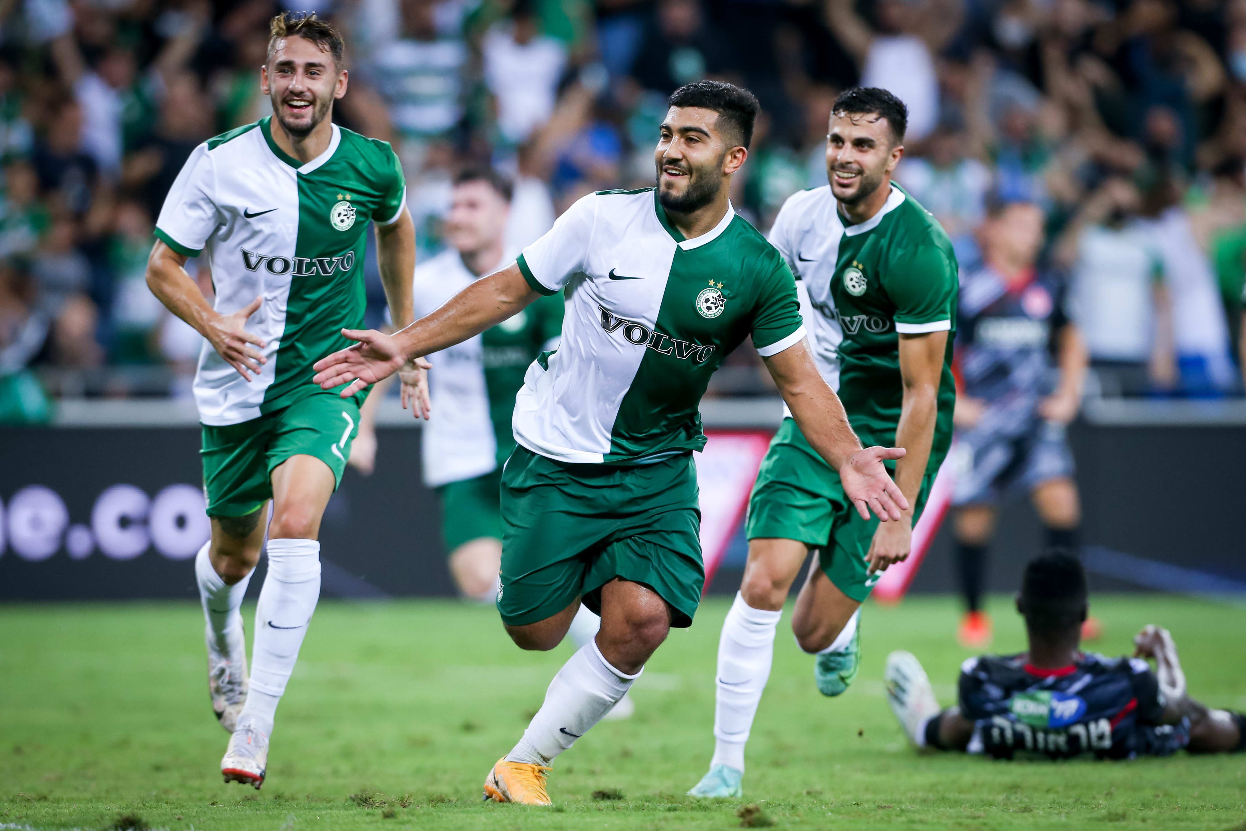 שחקן מכבי חיפה מוחמד אבו פאני עם עומר אצילי, דין דוד