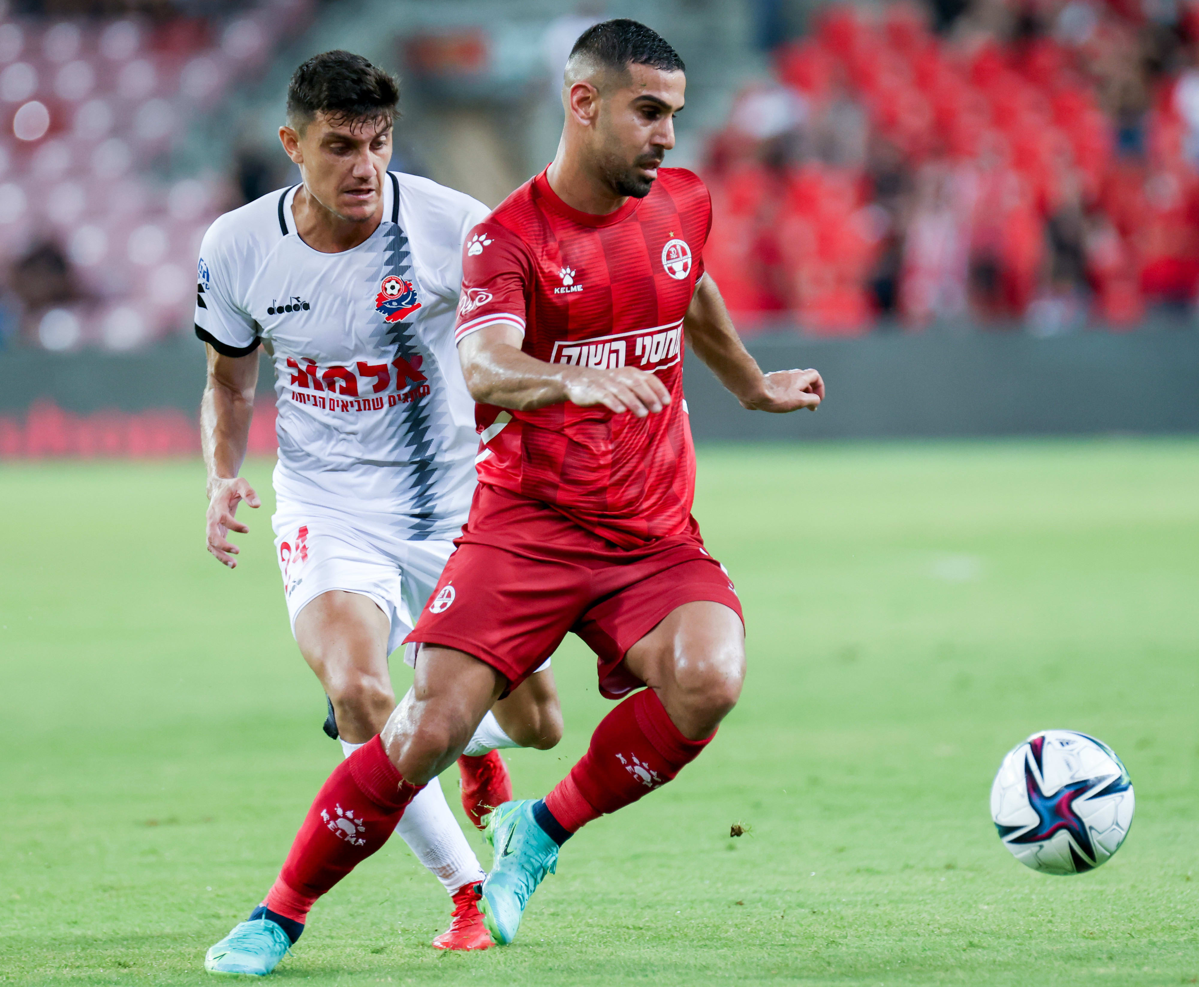 רועי גורדנה שחקן הפועל באר שבע מול לירן סרדל שחקן הפועל חיפה