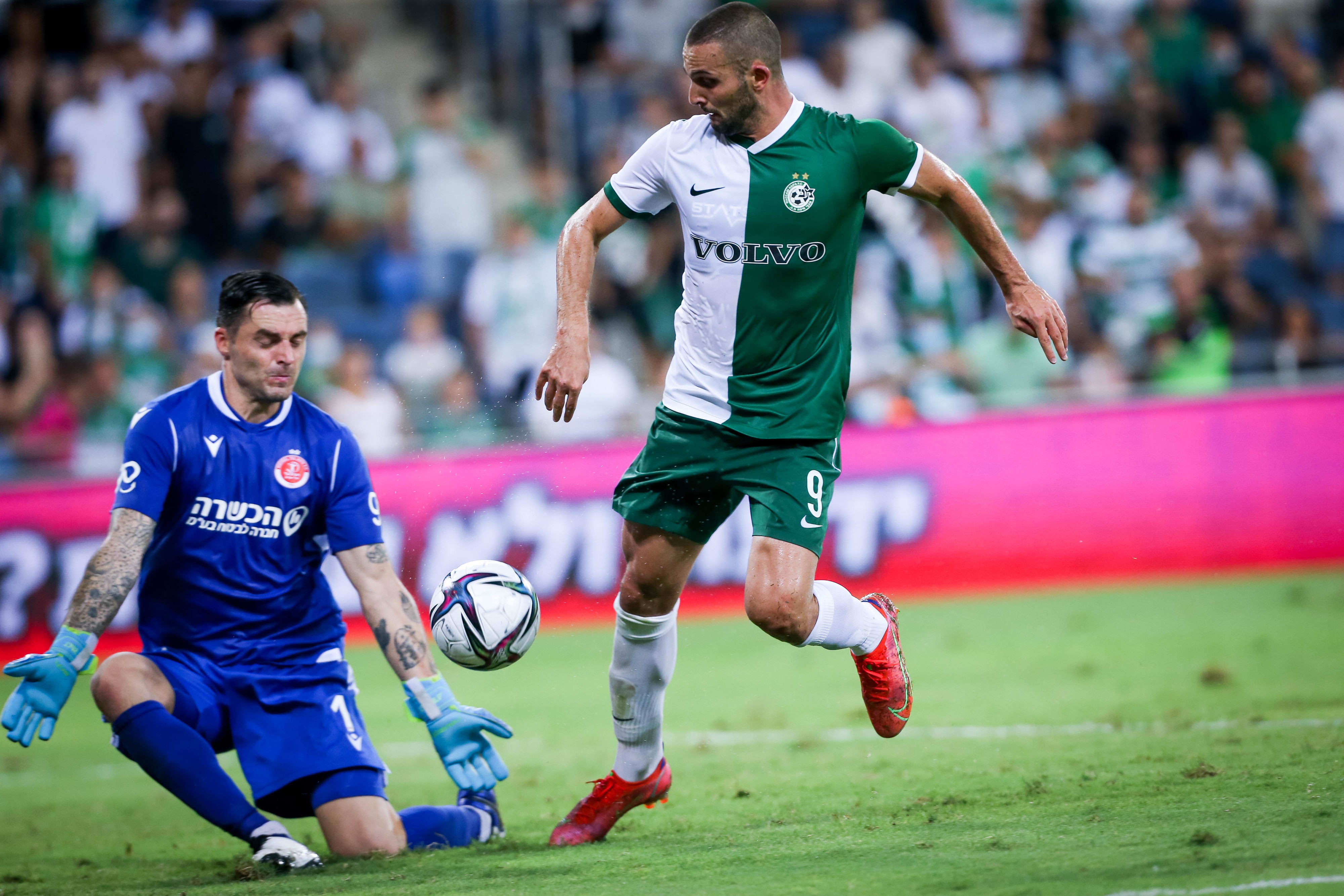 שחקן מכבי חיפה בן שהר מול שוער הפועל תל אביב ארנסטוס שטקוס