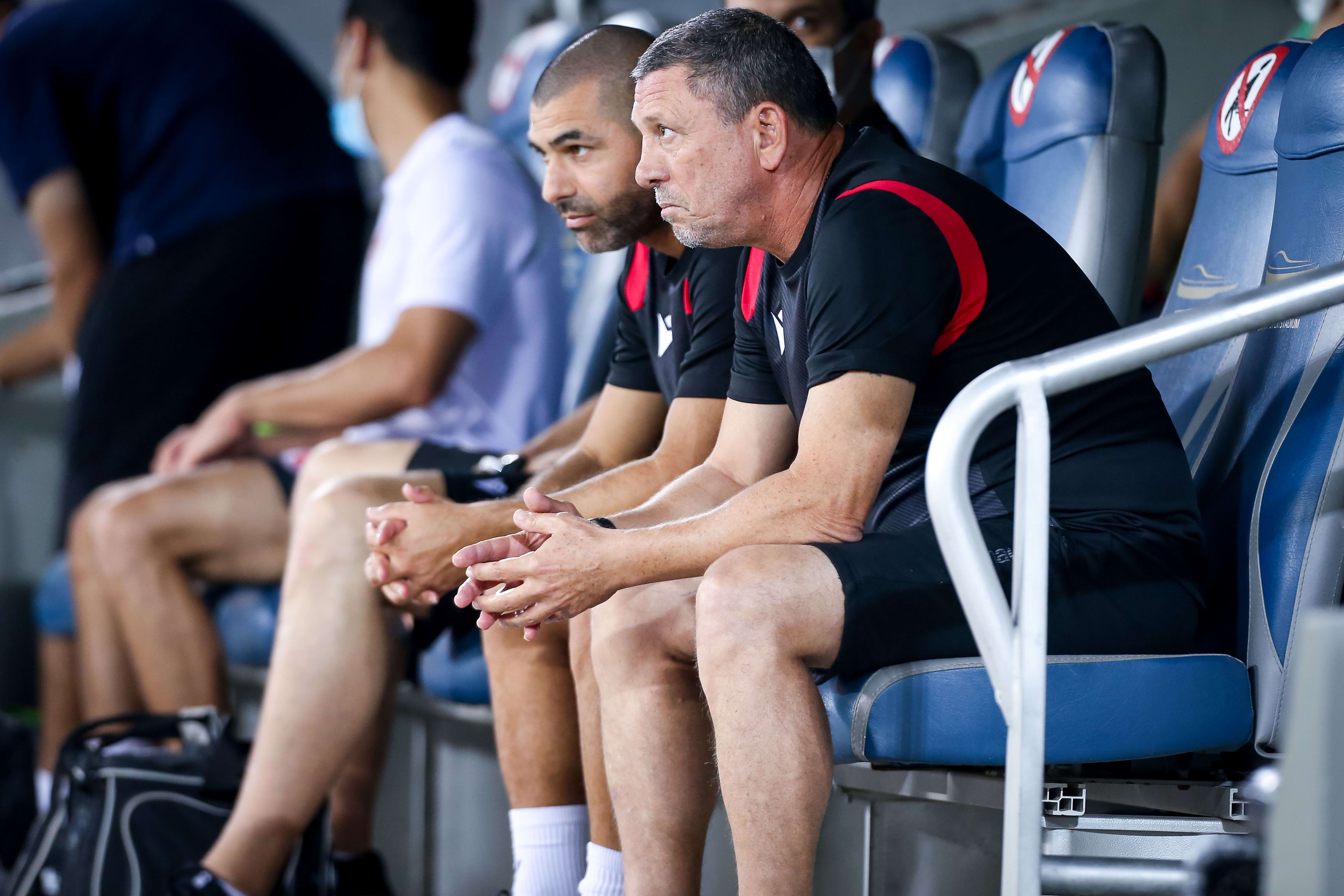 ניר קלינגר מאמן הפועל תל אביב עם עוזרו סלים טועמה