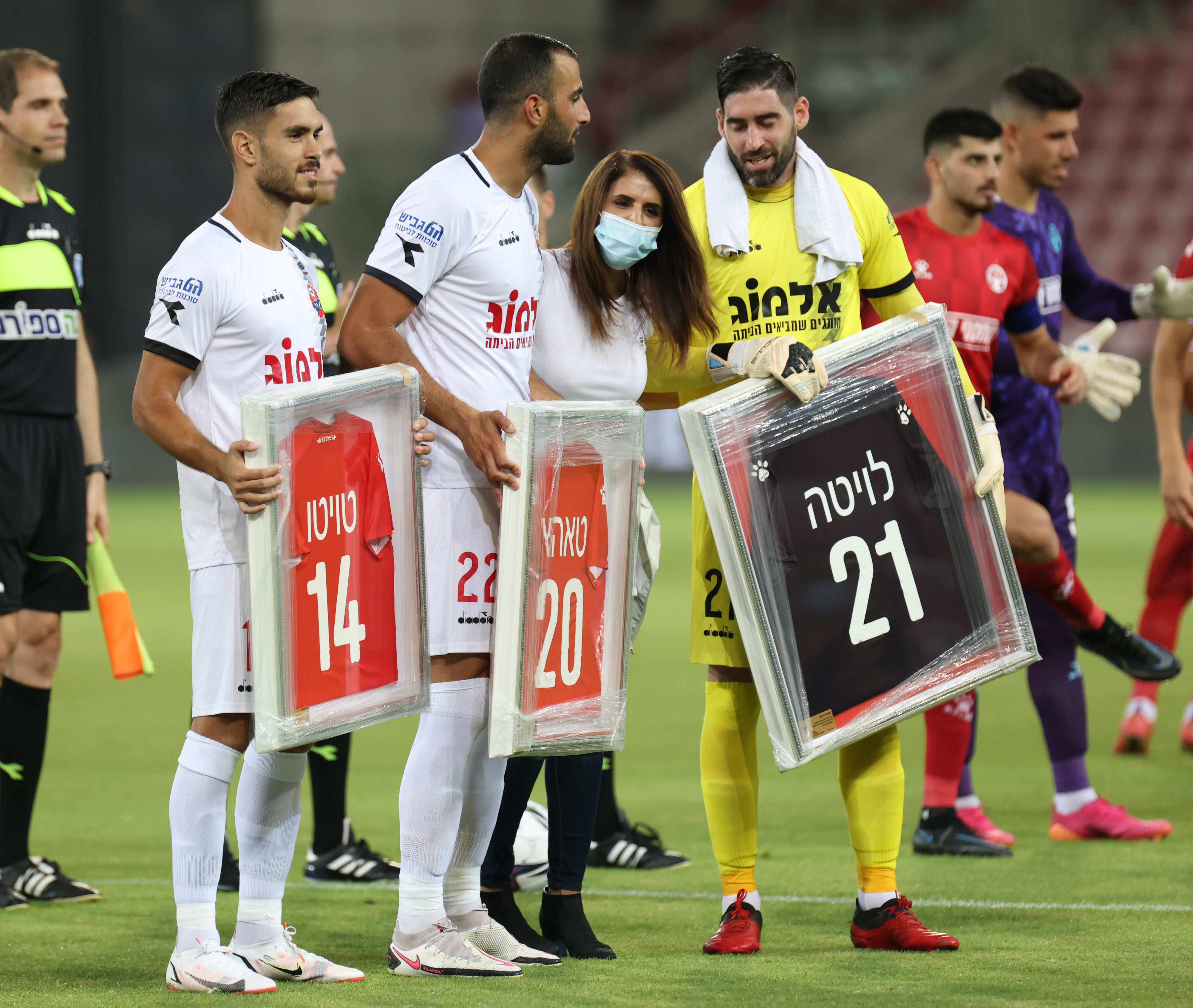 אלונה ברקת בעלי הפועל באר שבע עם שחקני הפועל חיפה אוהד לויטה, לואי טהא, דודי טויטו