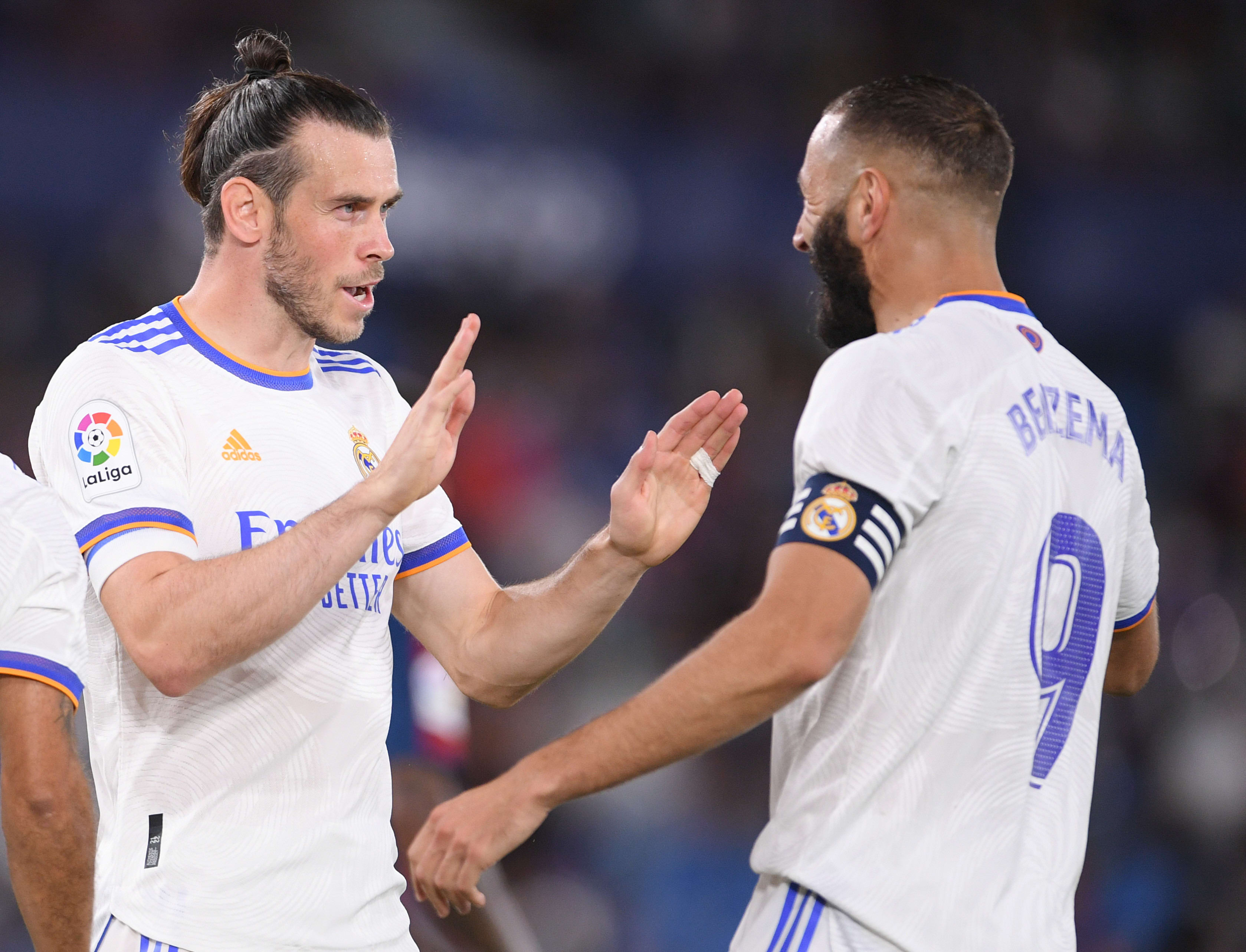 שחקן ריאל מדריד גארת' בייל עם קארים בנזמה