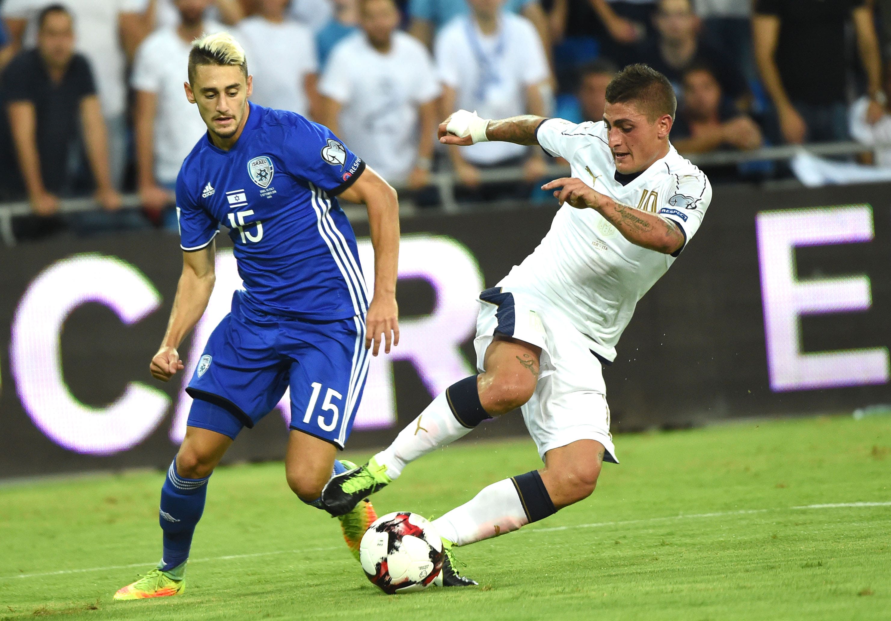 מרקו וראטי שחקן נבחרת איטליה מול עומר אצילי שחקן נבחרת ישראל