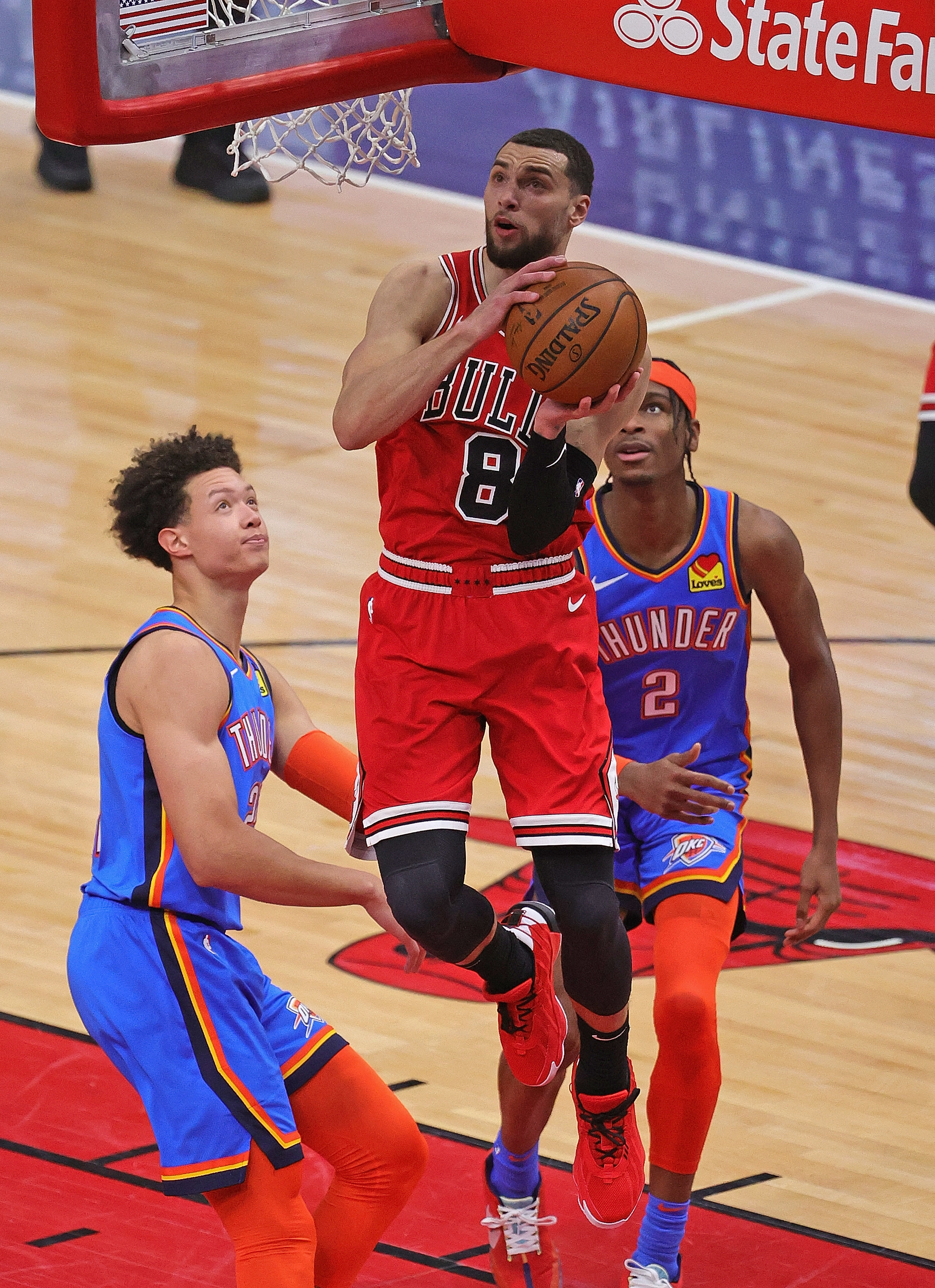 זאק לאבין, שיקגו בולס, מול שחקני אוקלהומה סיטי ת'אנדר אייזיאה רובי, שיי גילג'ס אלכסנדר