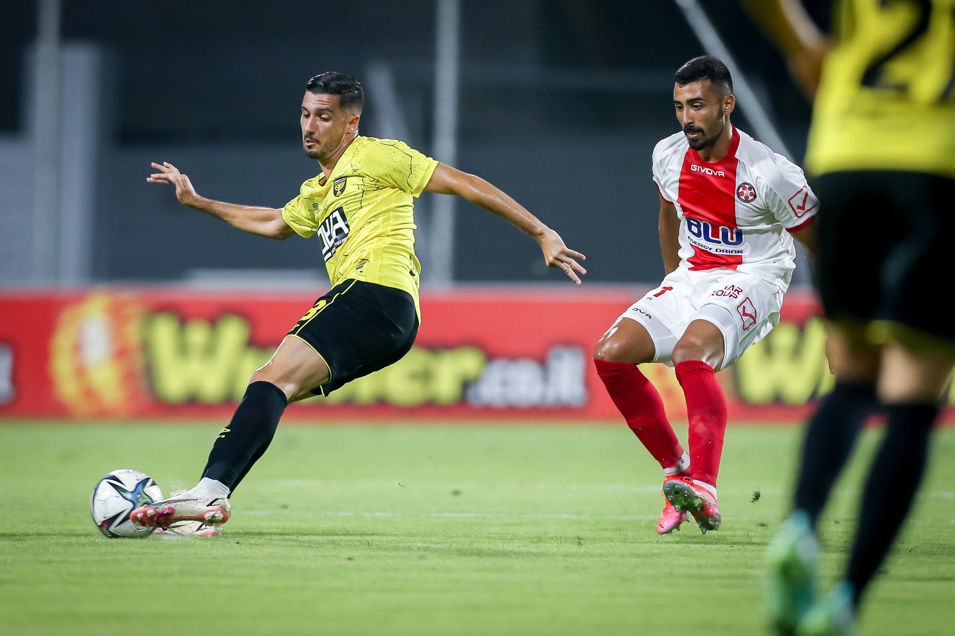 שחקן בית"ר ירושלים ניב זריהן מול שחקן הפועל נוף הגליל ירין פרץ