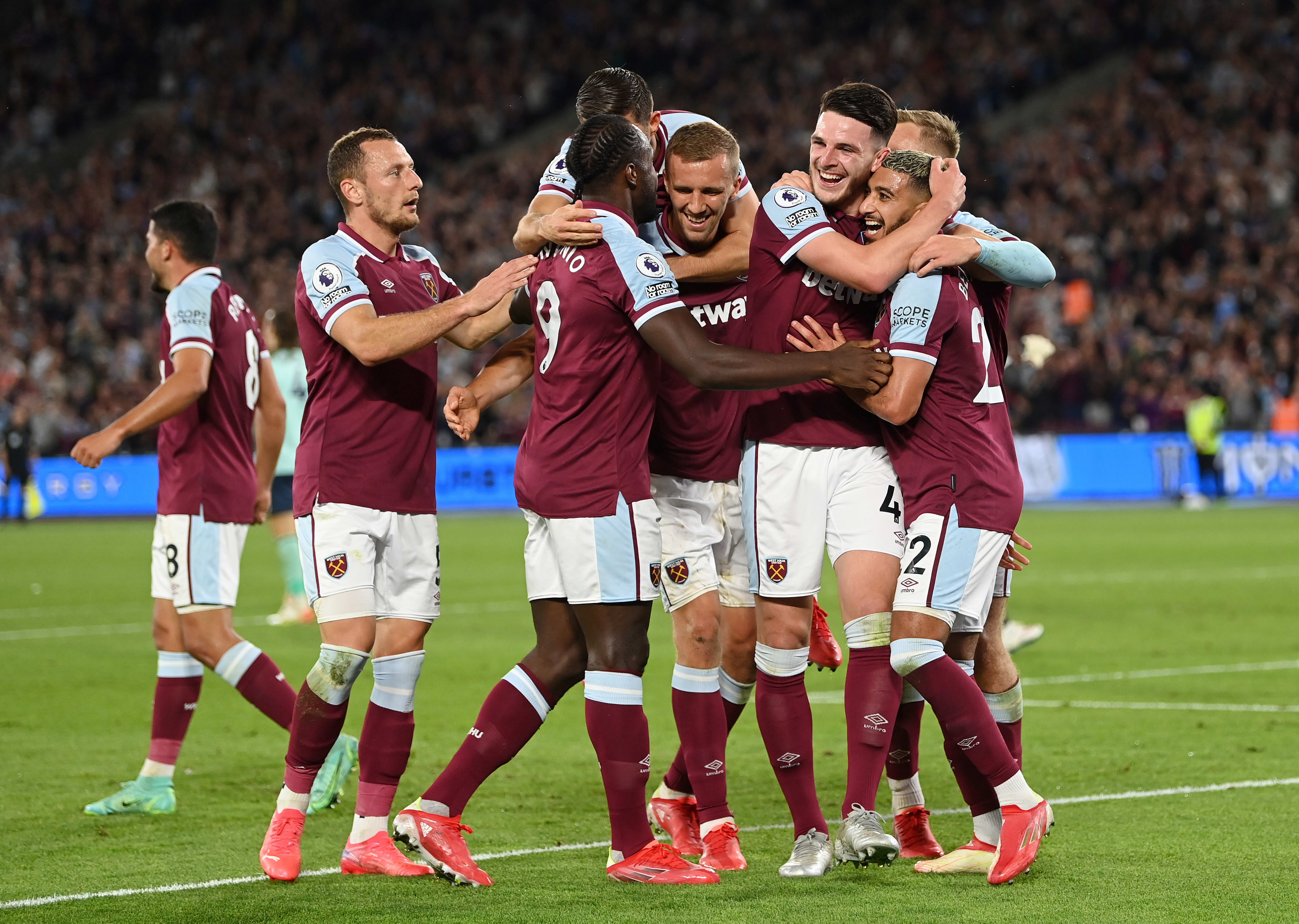 שחקני ווסטהאם חוגגים