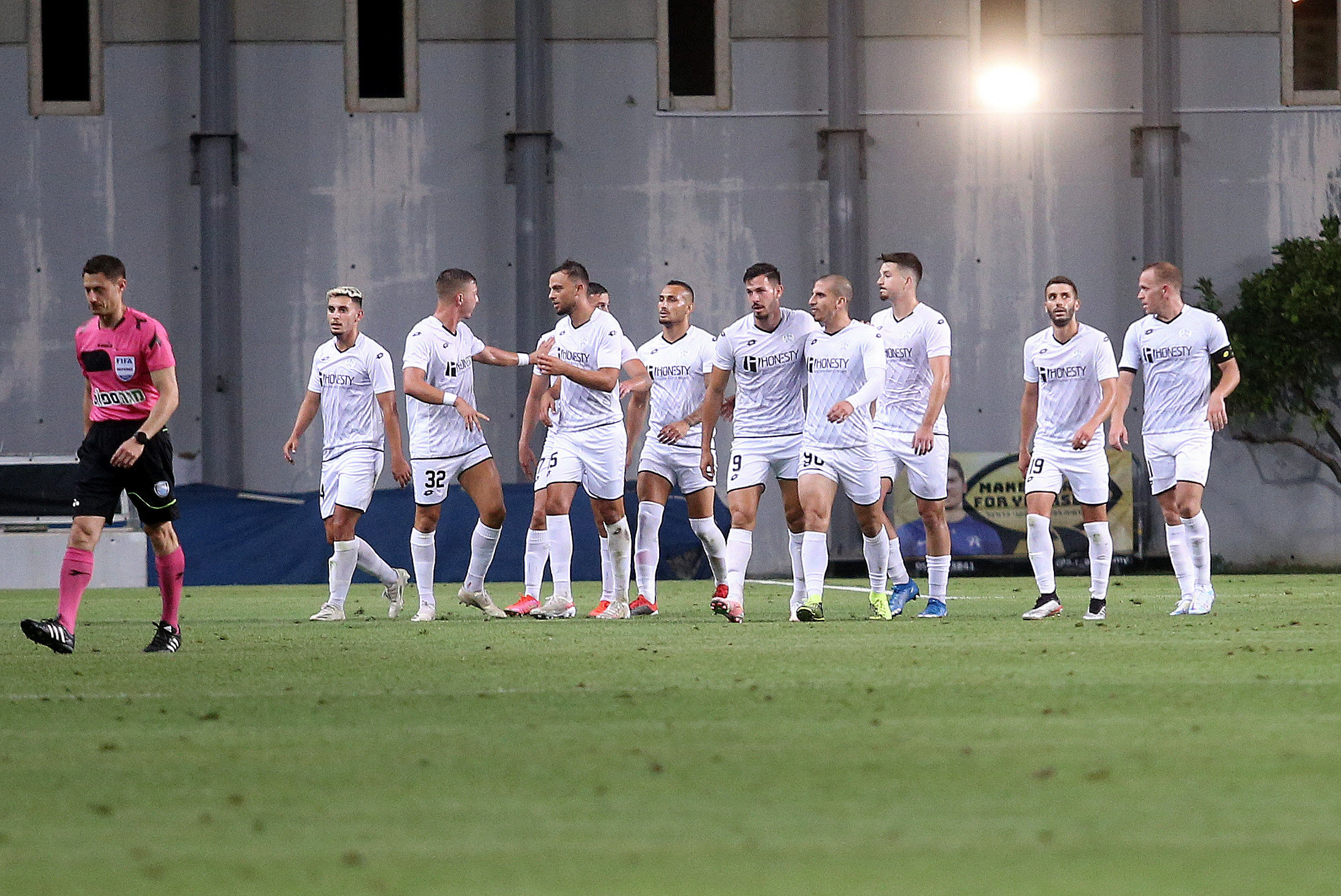 שחקני הפועל עפולה חוגגים שער