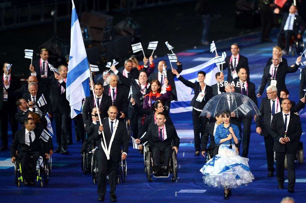 הקלע דורון שזירי עם דגל ישראל בטקס הפתיחה של המשחקים הפראלימפיים
