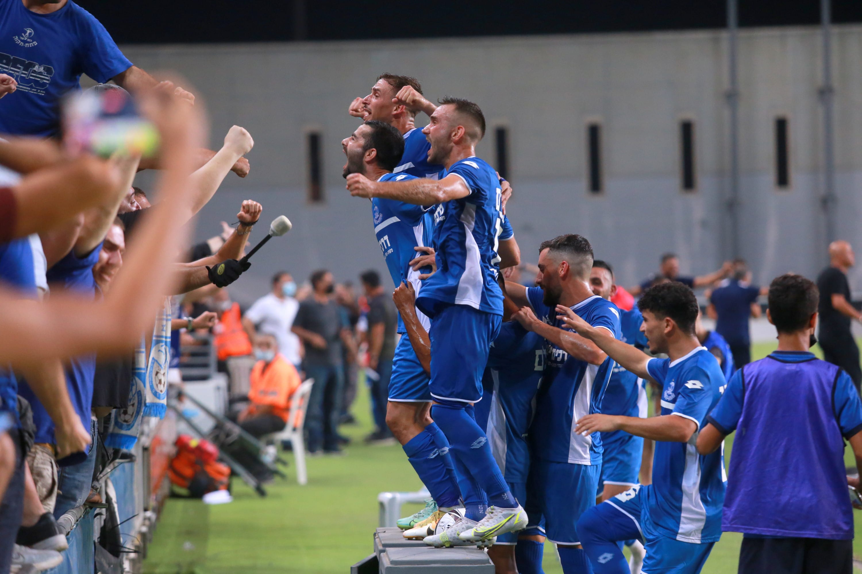 שחקני הפועל פתח תקוה חוגגים