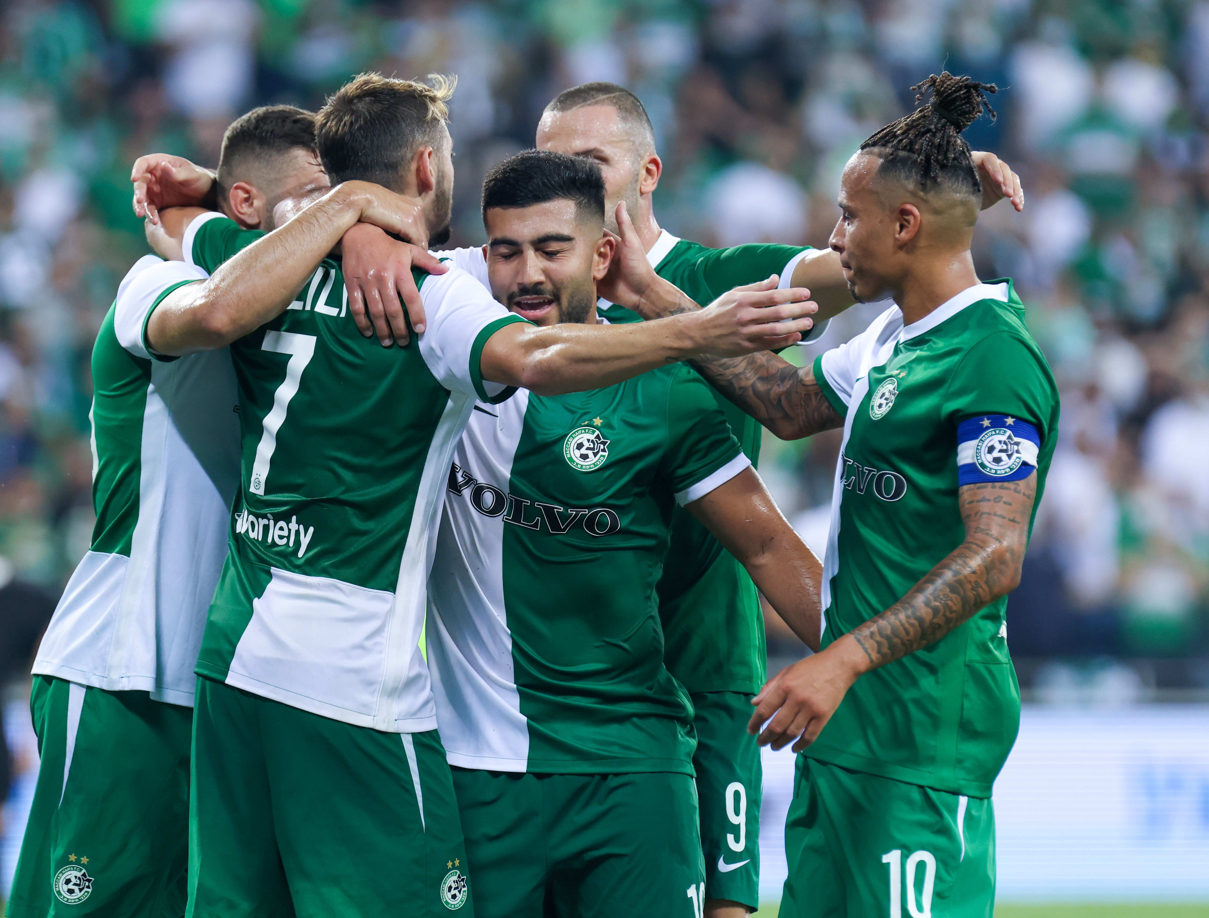 שחקני מכבי חיפה חוגגים עם מוחמד אבו פאני