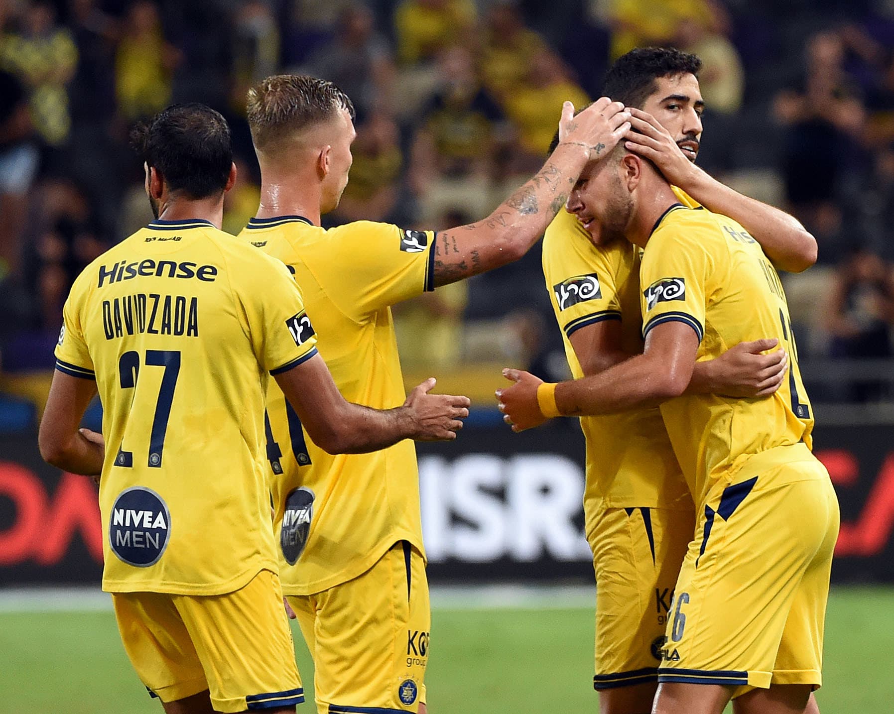 שחקני מכבי תל אביב חוגגים עם רונן חנציס