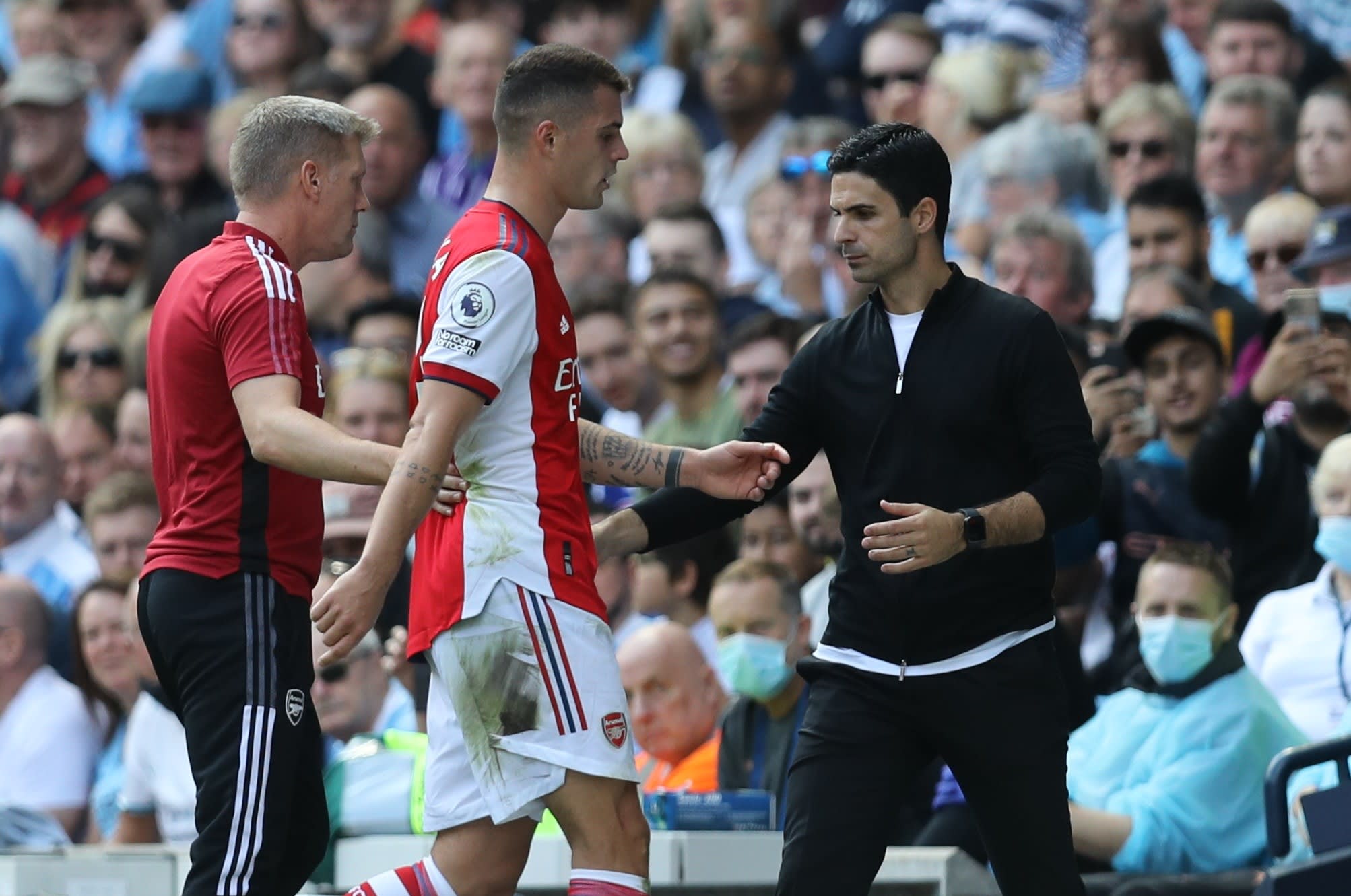 מיקל ארטטה מאמן ארסנל עם גרניט ג'אקה המורחק