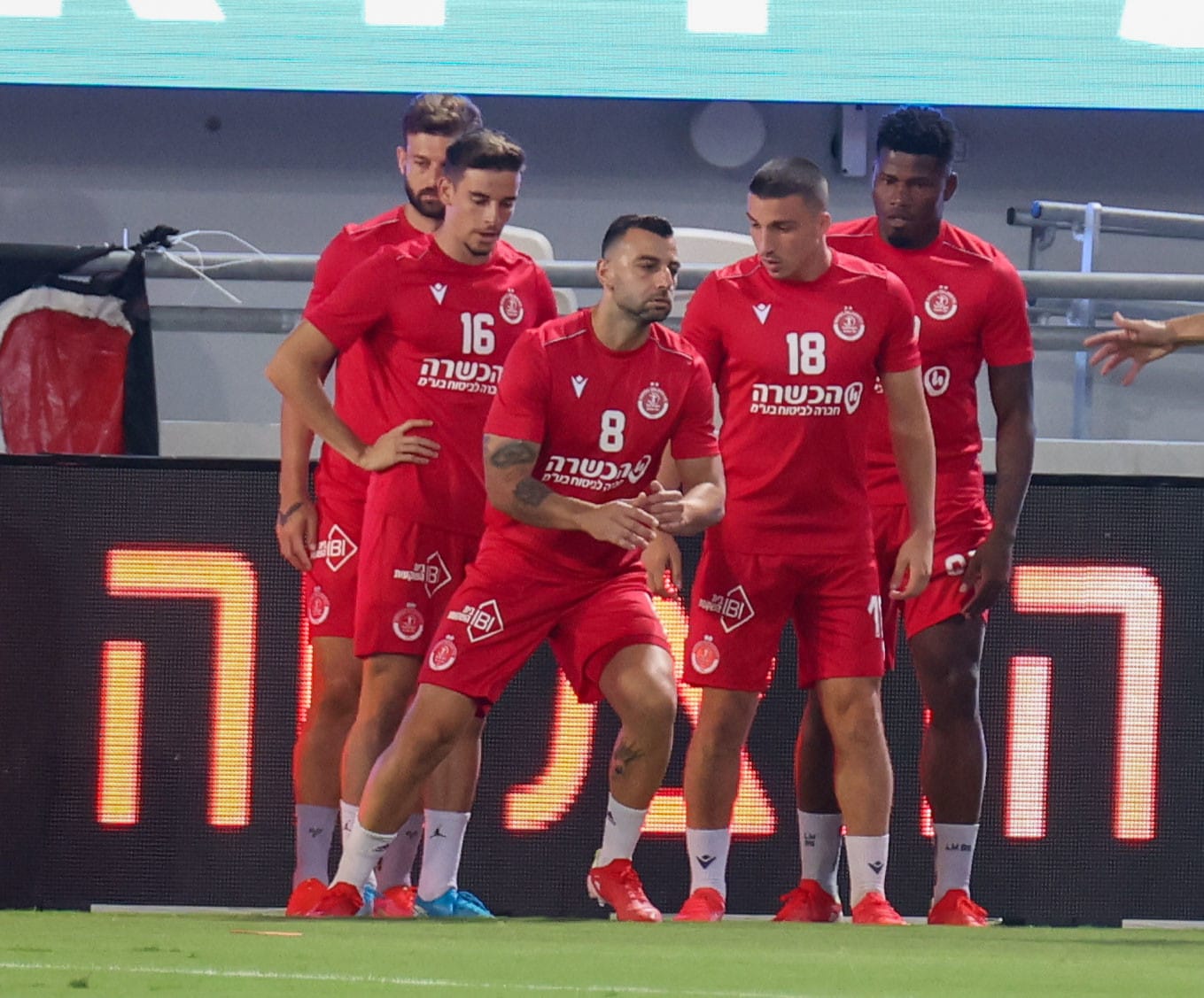 שחקני הפועל תל אביב בחימום, שלומי אזולאי הקשר במרכז