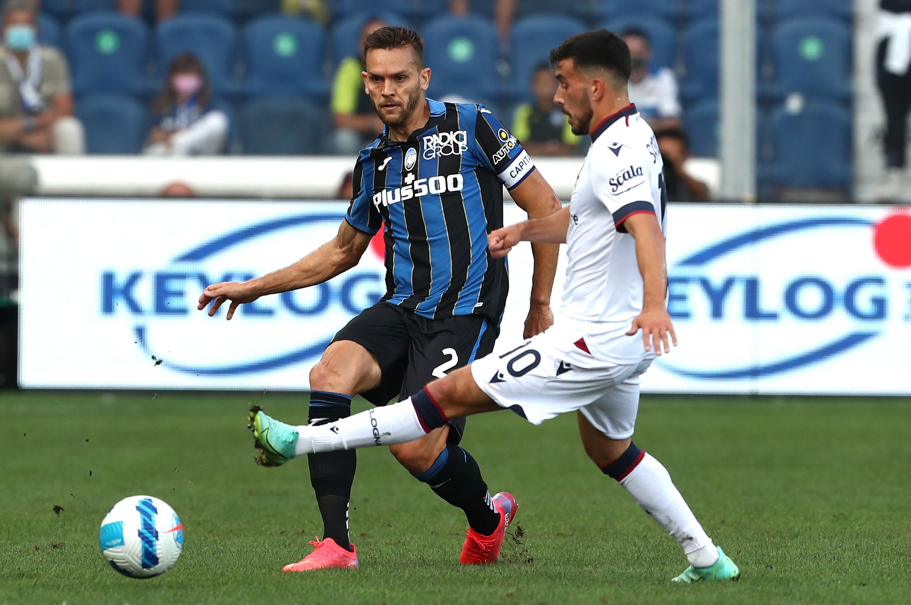 רפאל טולוי שחקן אטאלנטה (משמאל) מול ניקולה סאנסונה שחקן בולוניה