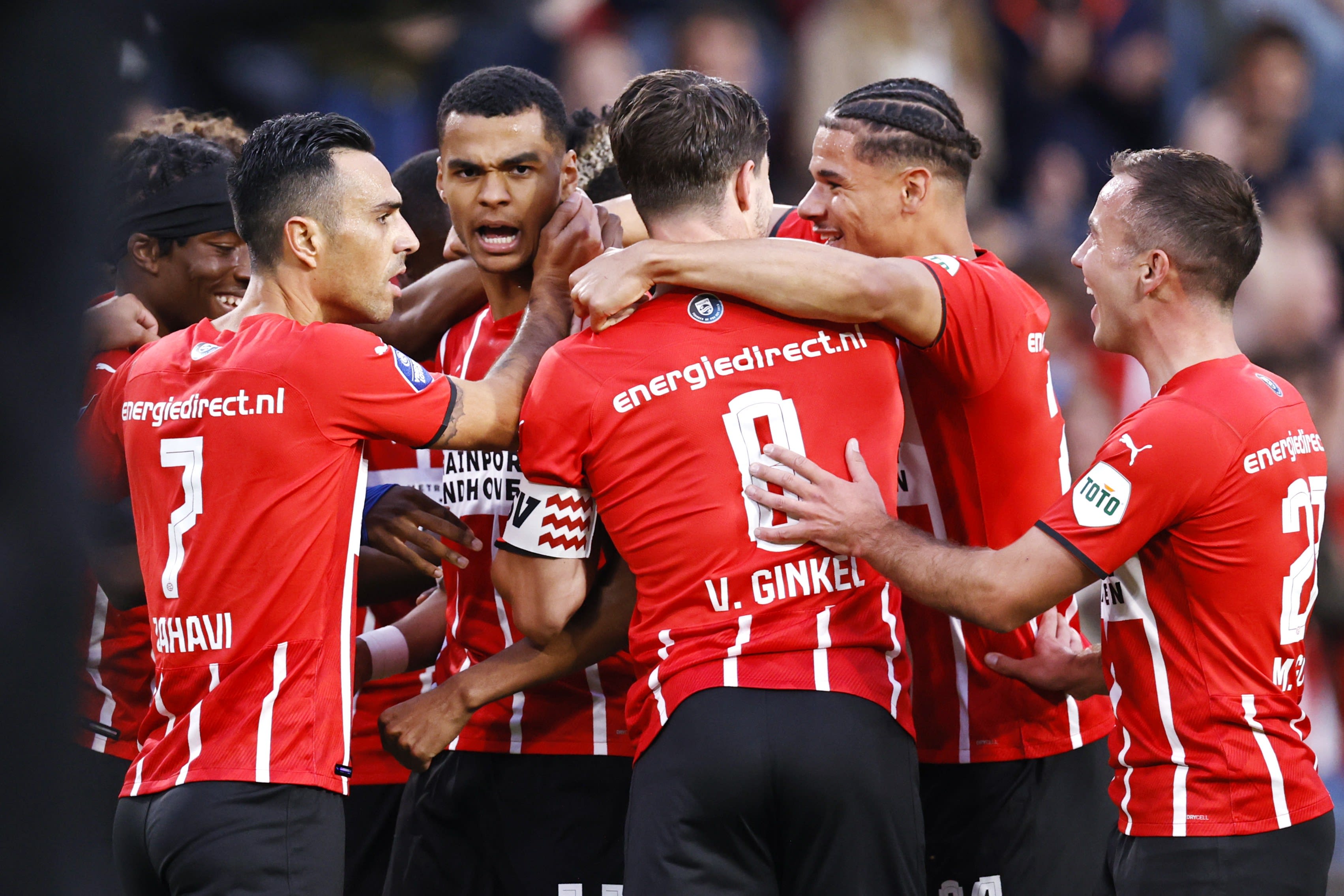 ערן זהבי (משמאל) חוגג עם שחקני פ.ס.וו איינדהובן