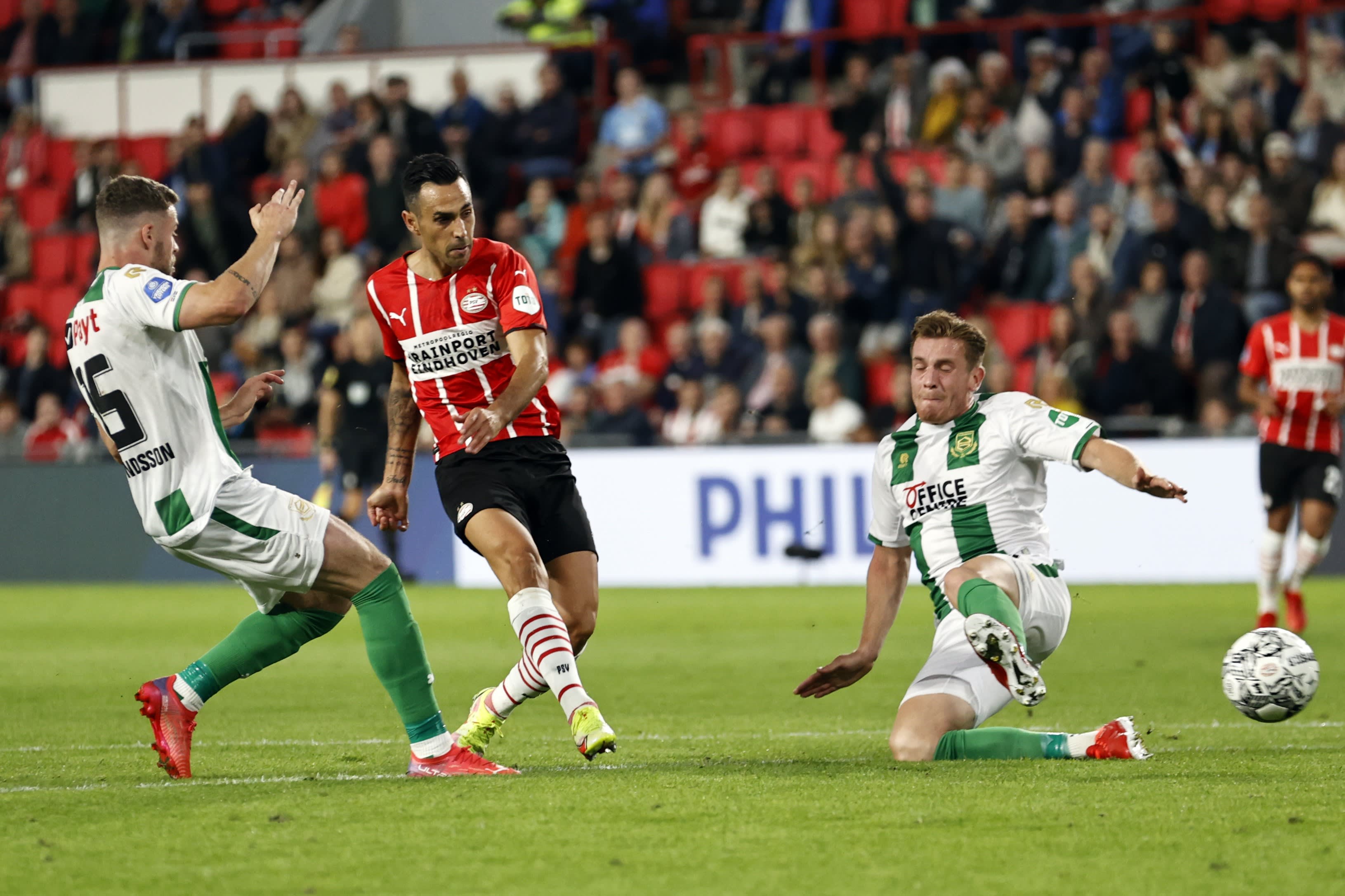 ערן זהבי שחקן פ.ס.וו איינדהובן כובש מול כרונינגן