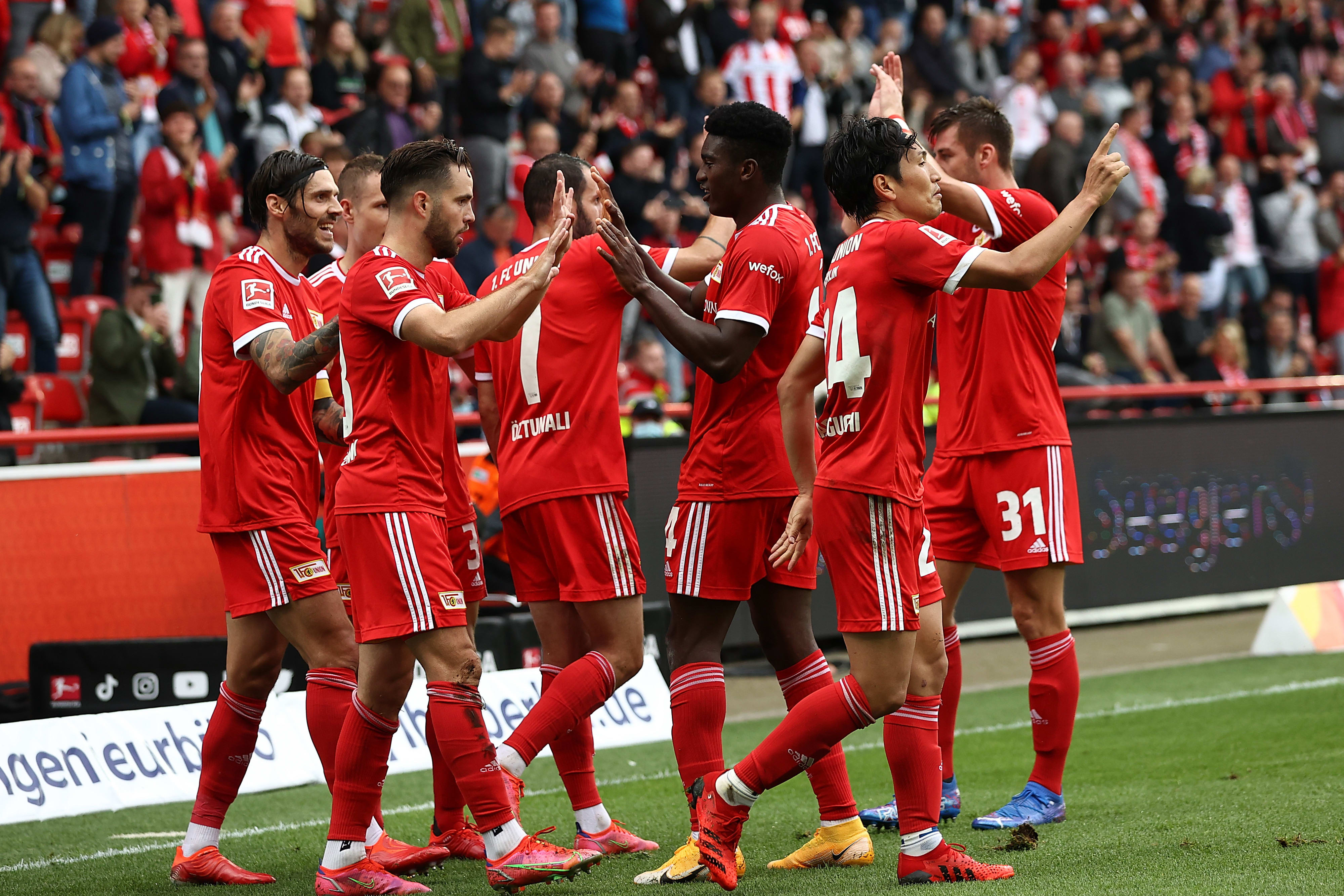 שחקני אוניון ברלין חוגגים עם ניקו גיסלמן