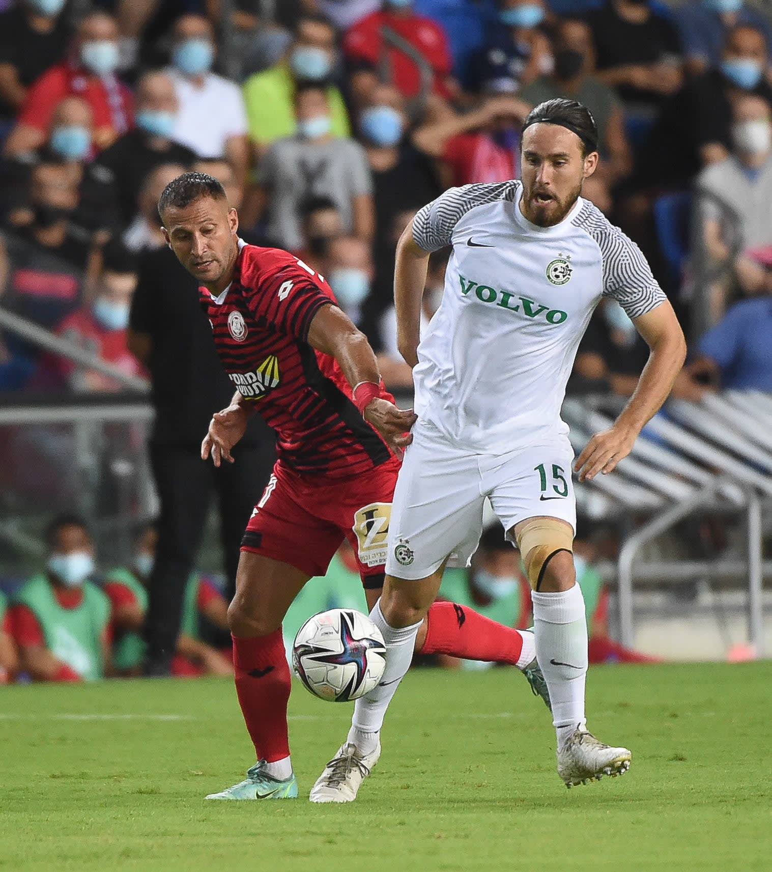 עופרי ארד שחקן מכבי חיפה לפני מוחמד גדיר שחקן הפועל חדרה