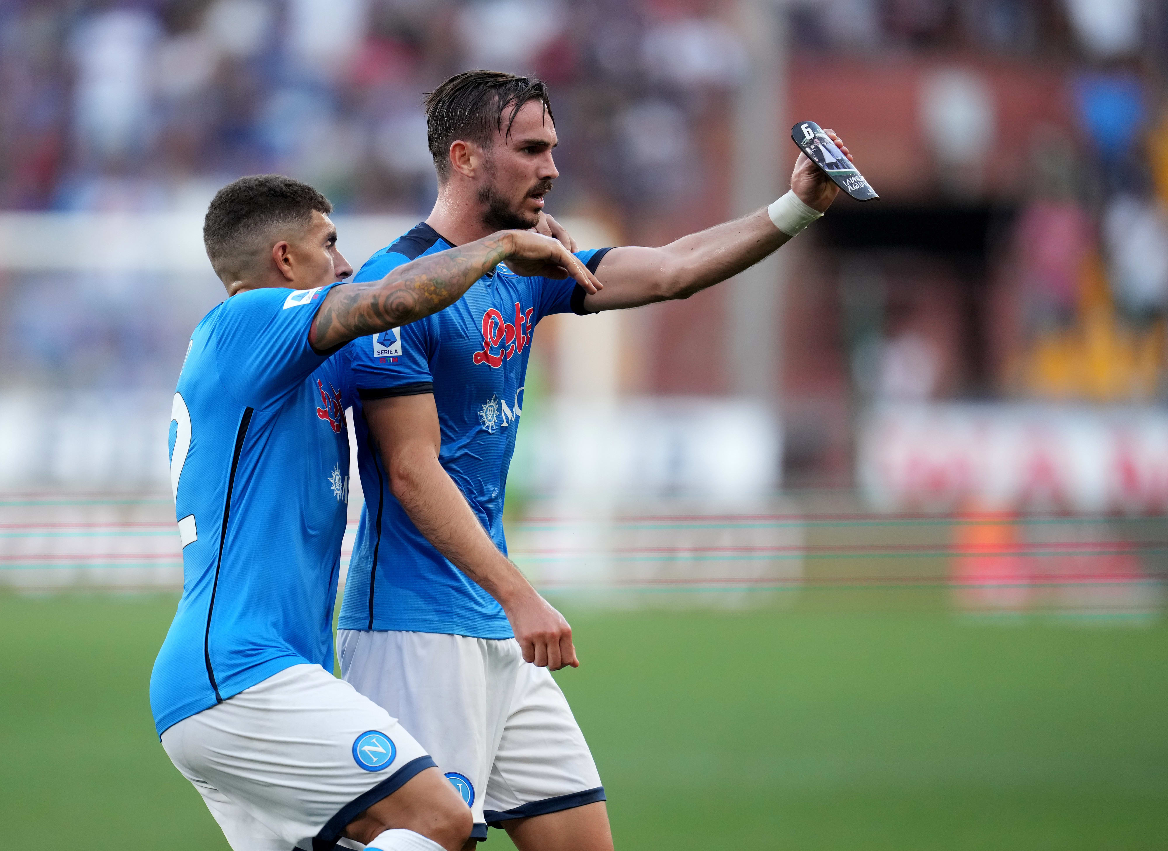 פביאן רואיס שחקן נאפולי חוגג שער, מאחוריו ג'ובאני די לורנצו