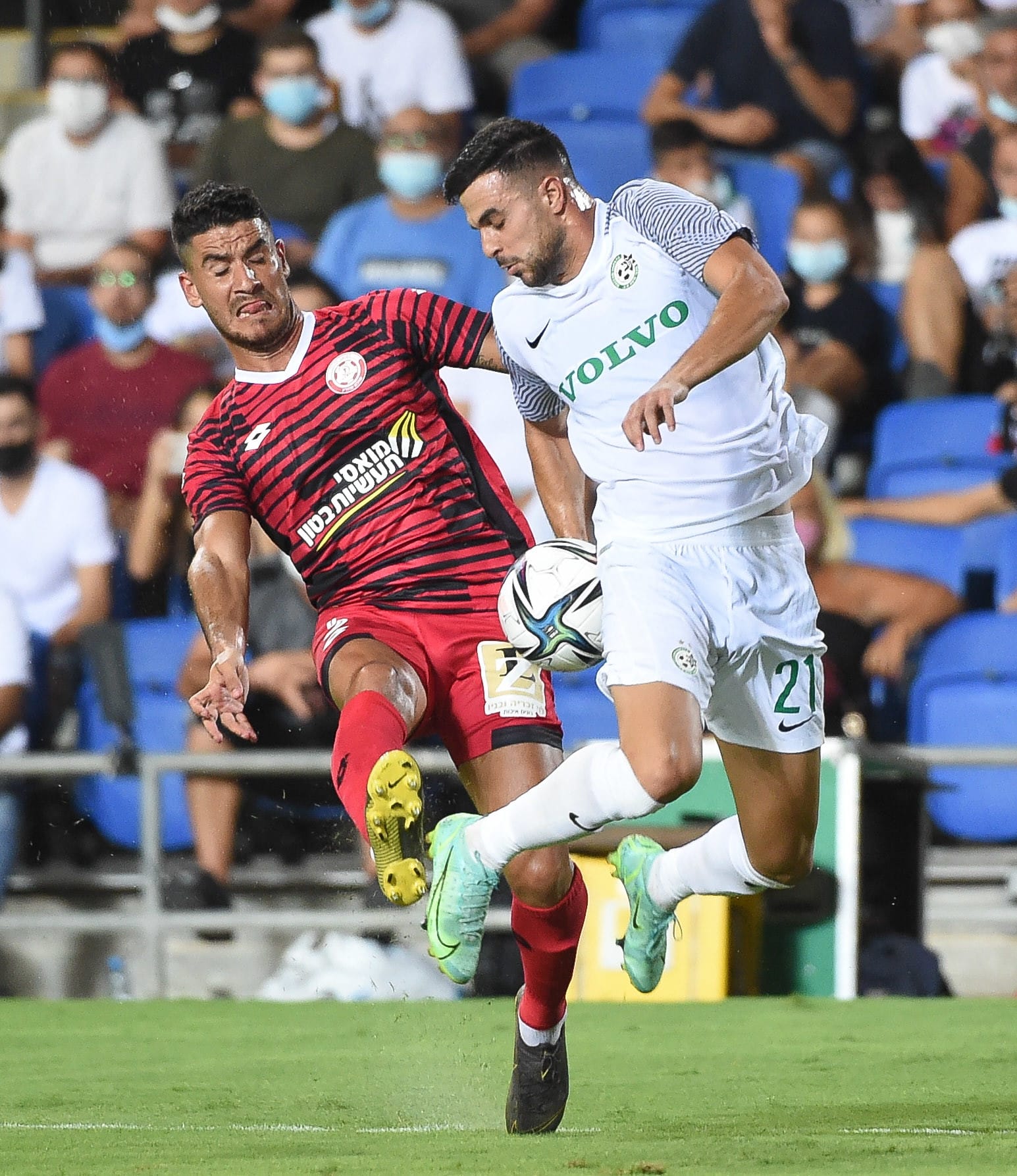 דין דוד שחקן מכבי חיפה מול עומר דנינו שחקן הפועל חדרה