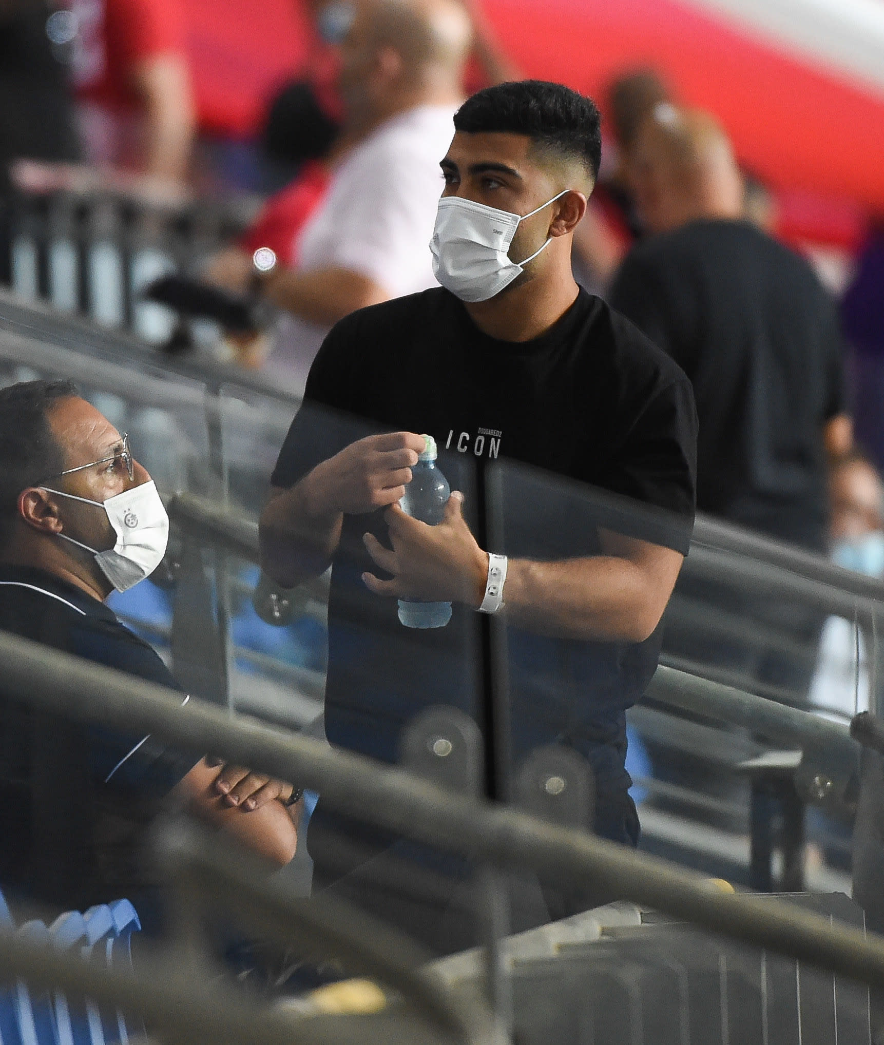 מוחמד אבו פאני שחקן מכבי חיפה ביציע