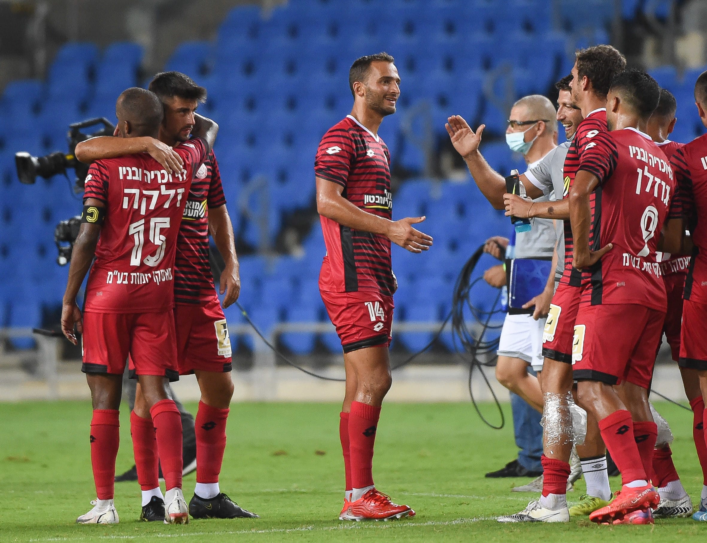 שחקני הפועל חדרה חוגגים, תמיר גלזר במרכז