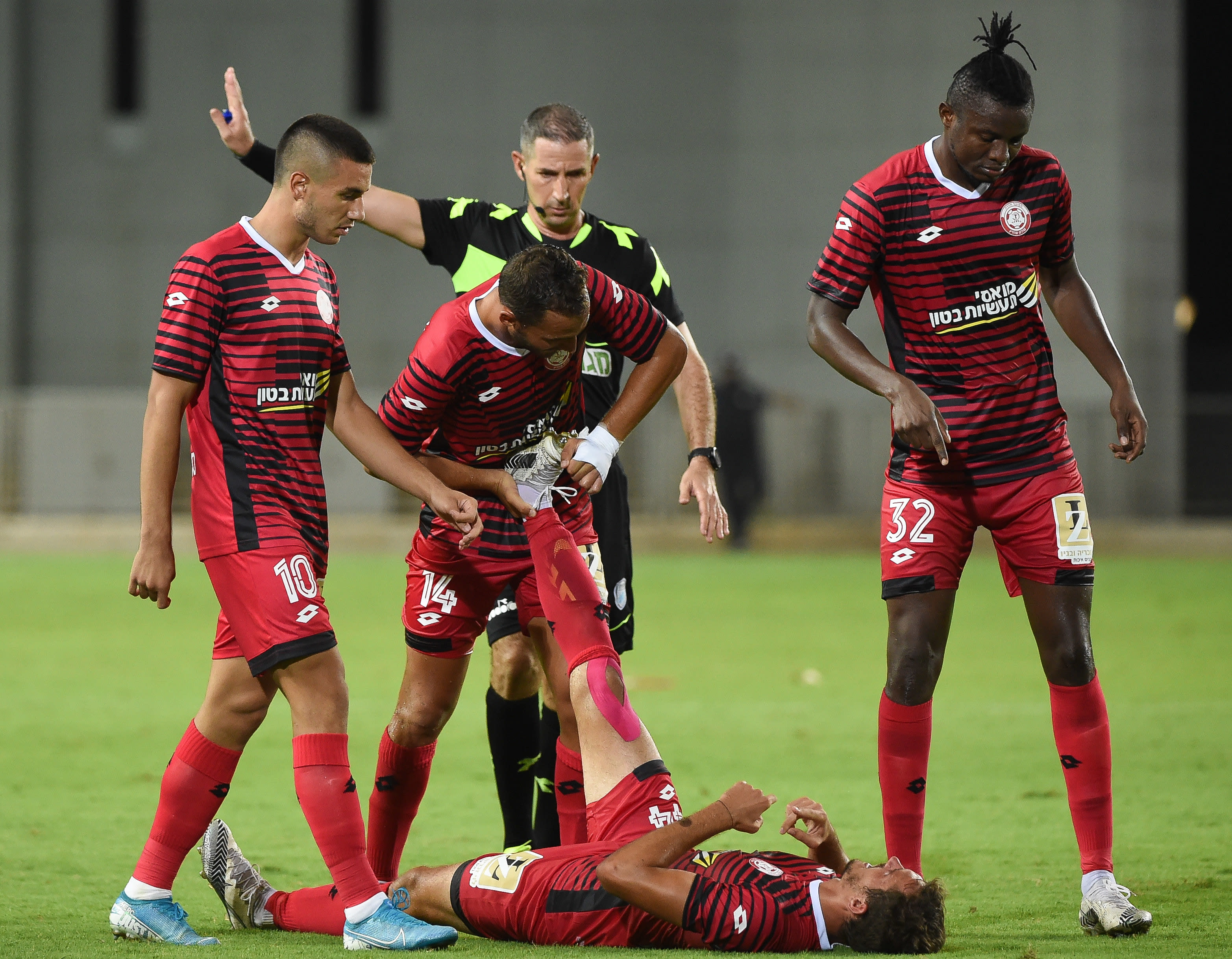 שחקני הפועל חדרה מטפלים בחברם איבאילו מרקוב הפצוע