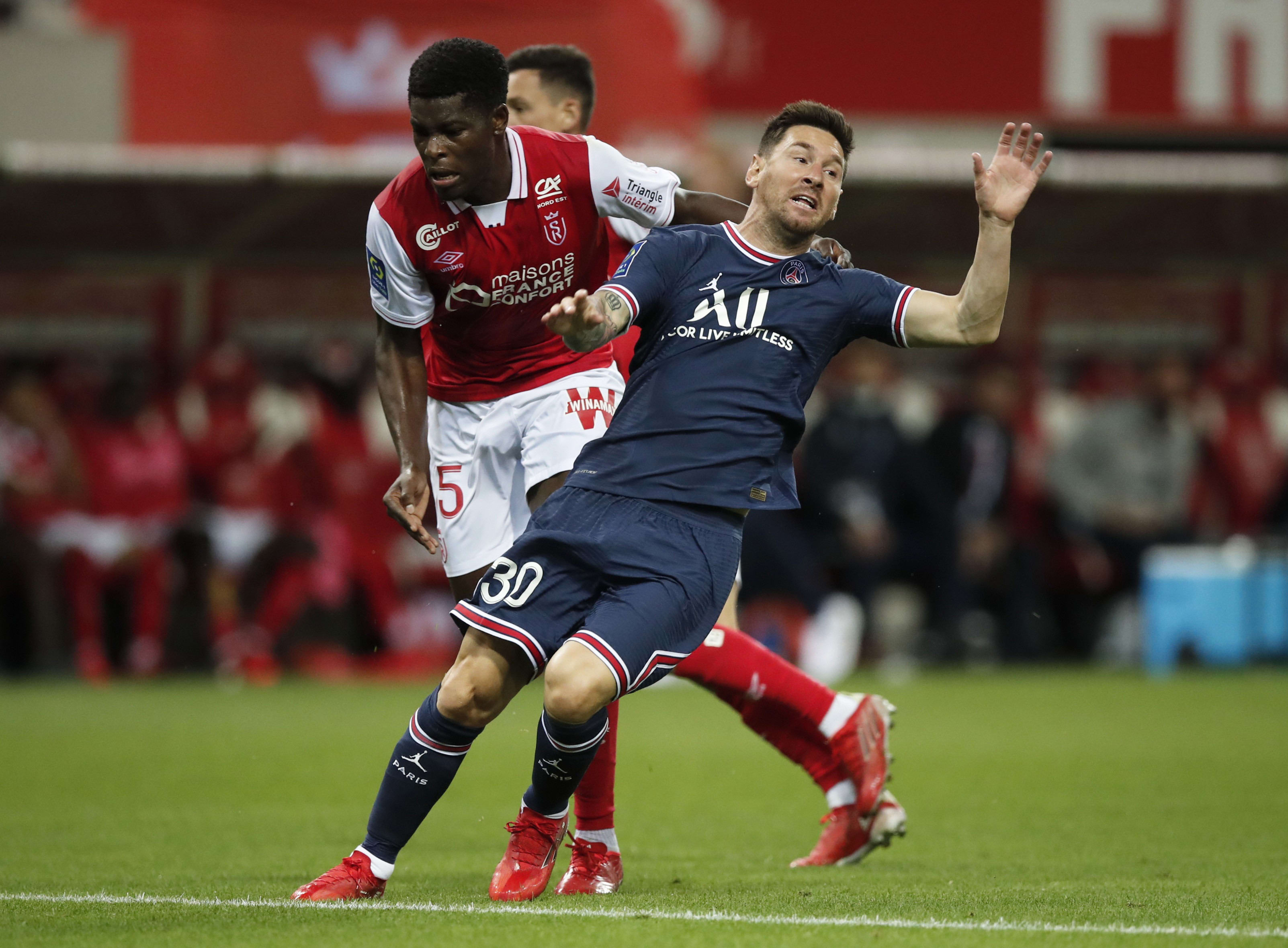 ליאונל מסי שחקן פריז סן ז'רמן מול מרשל מונטסי שחקן ריימס