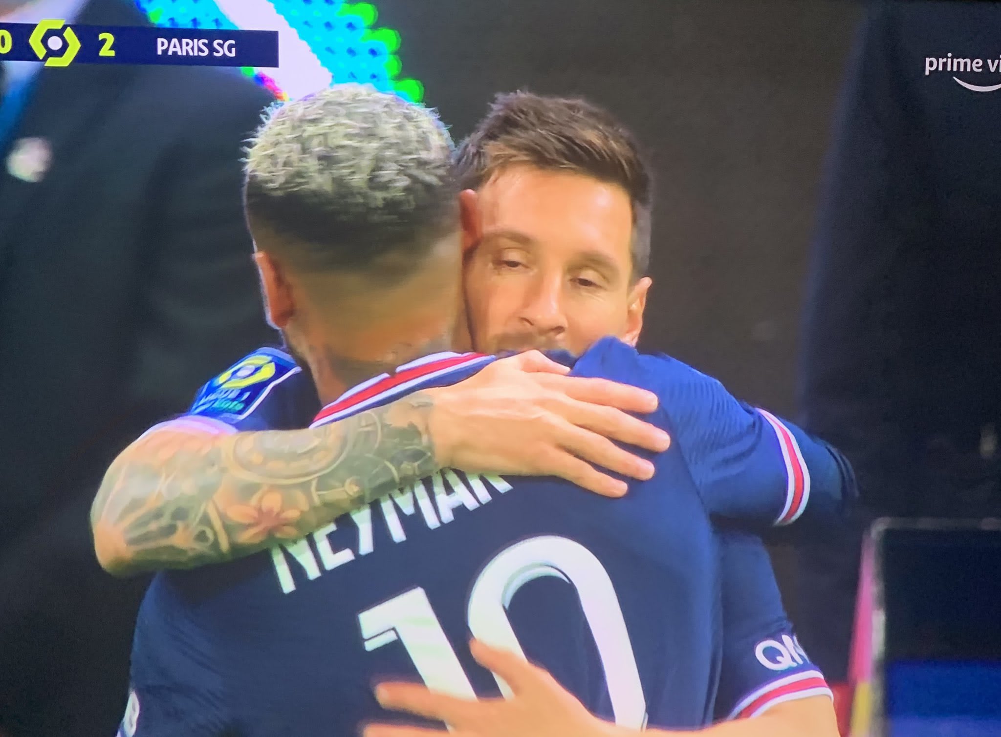 ליאונל מסי מחבק את ניימאר בכניסתו לבכורה, פריז סן ז'רמן