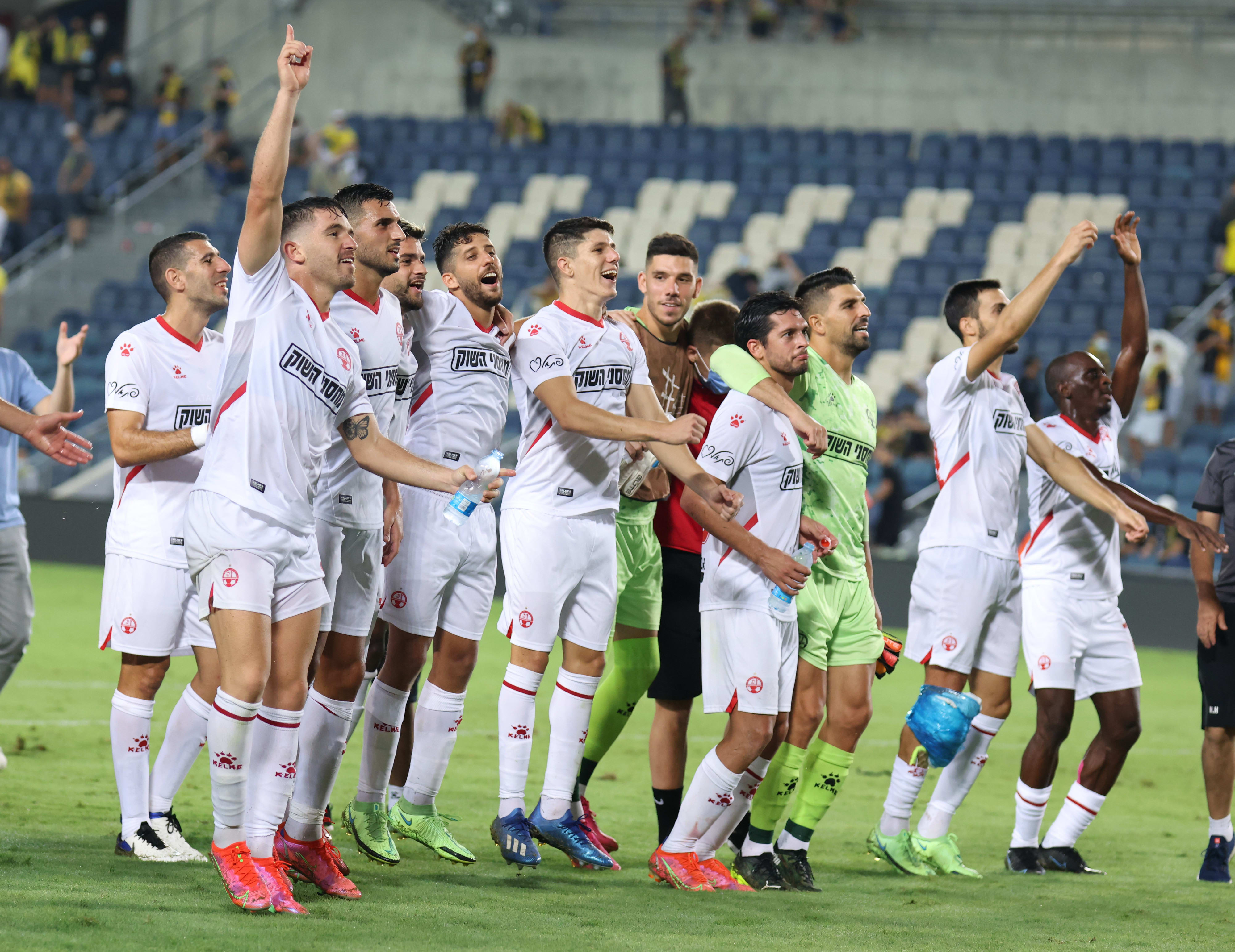 שחקני הפועל באר שבע בסיום המשחק מול בית"ר ירושלים