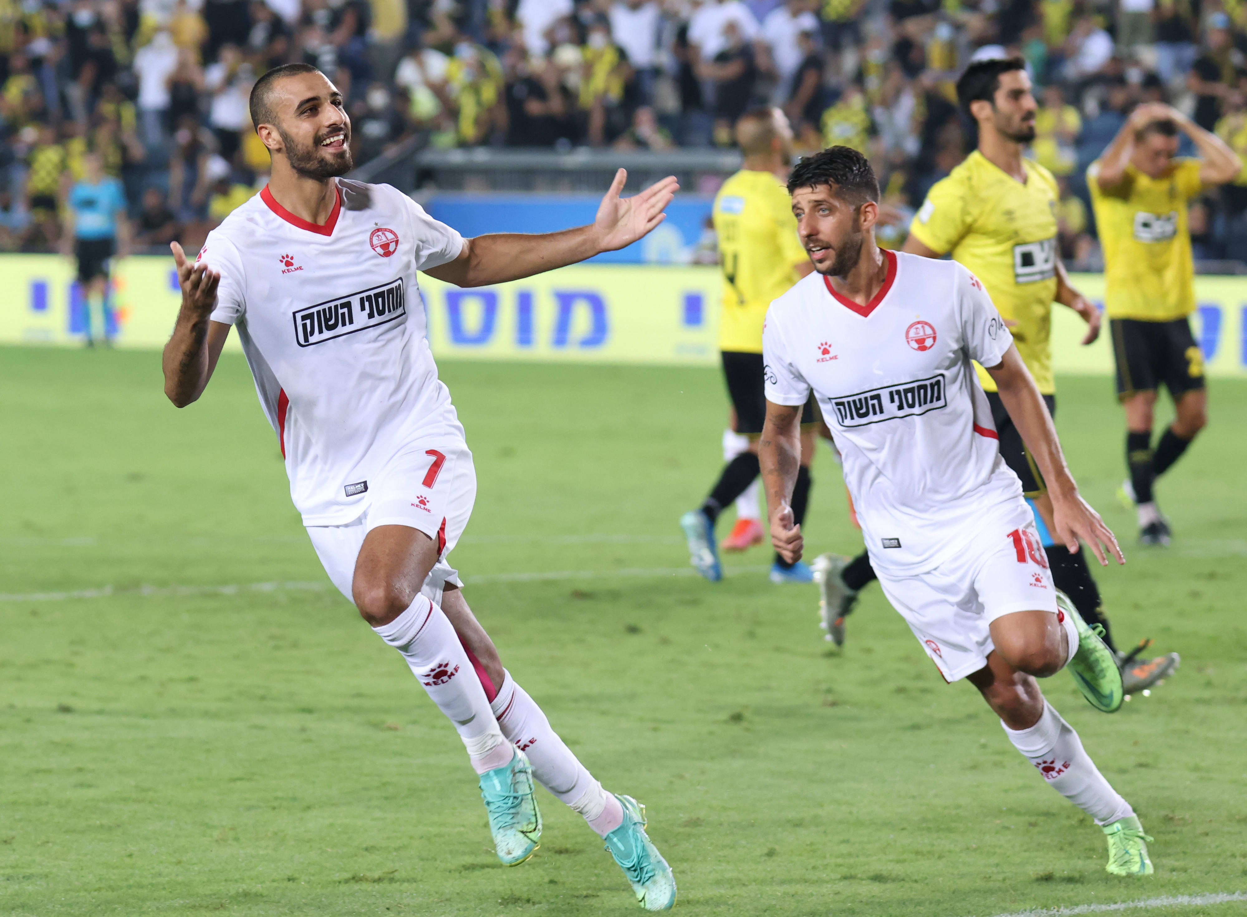 שחקן הפועל באר שבע רמזי ספורי עם דור מיכה