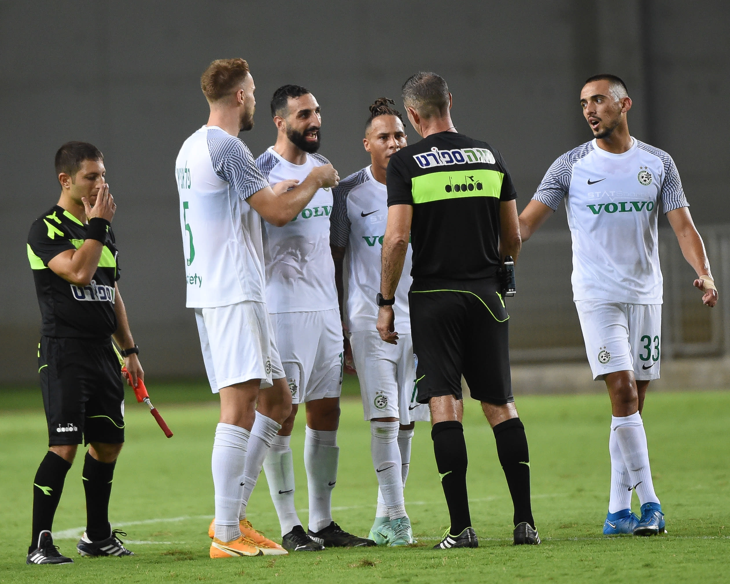 שחקני מכבי חיפה סביב השופט איתן שמואלביץ'