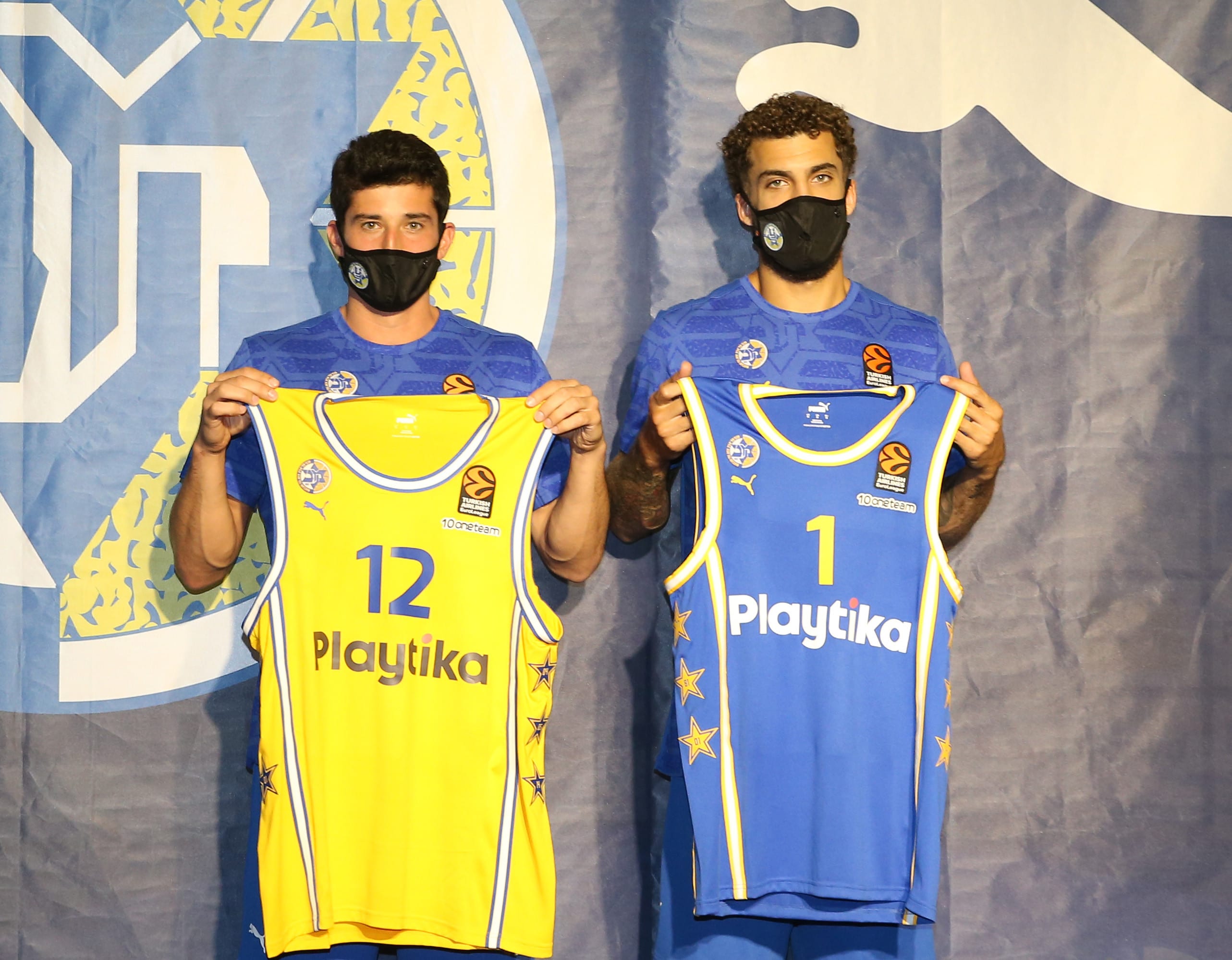 סקוטי ווילבקין שחקן מכבי תל אביב עם ג'ון דיברתולומאו