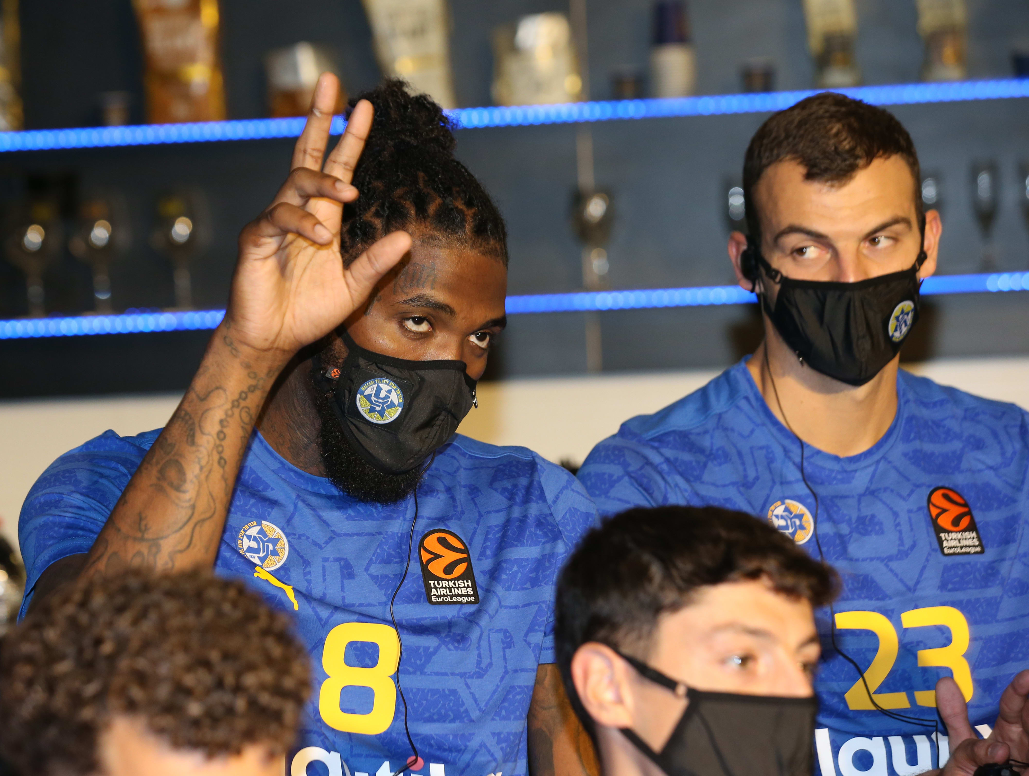 ג'יילן ריינולדס שחקן מכבי תל אביב עם אנטה ז'יז'יץ'