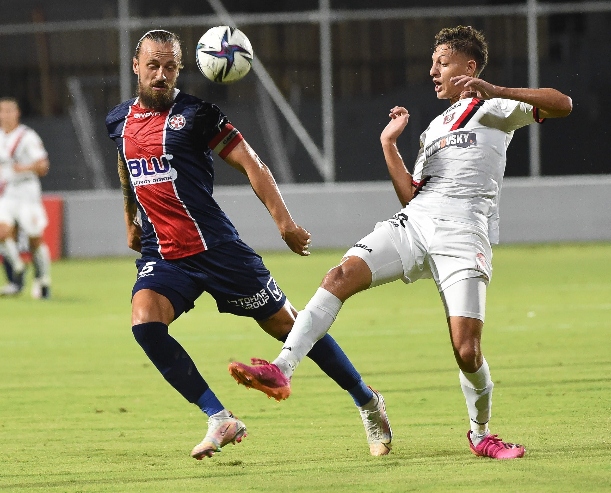 שחקן הפועל נוף הגליל ג'ניה ברקמן מול שחקן הפועל ירושלים אחמד סלמן