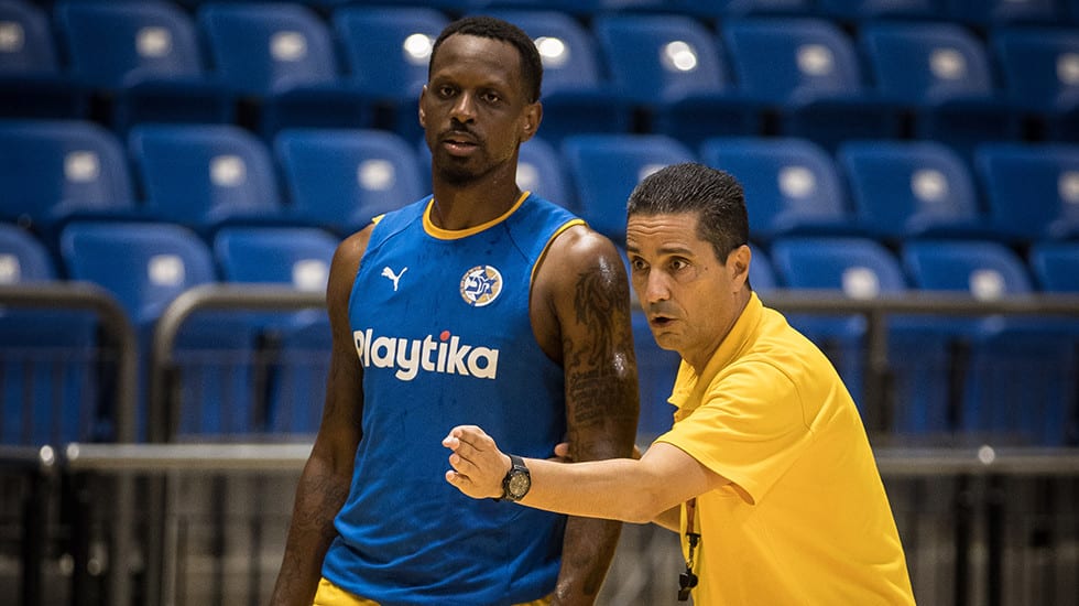 מאמן מכבי תל אביב יאניס ספרופולוס עם ג'יימס ננאלי