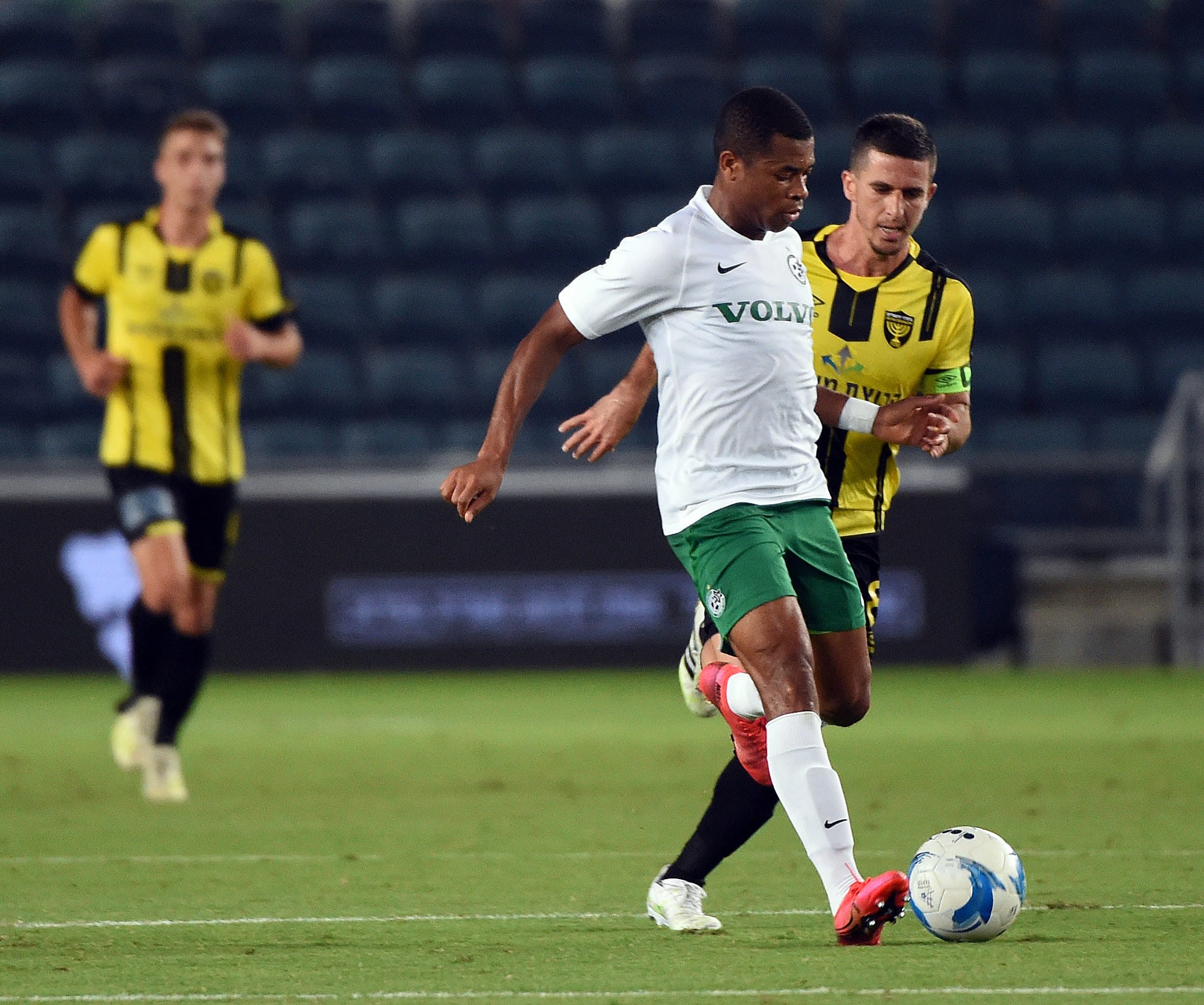 איקוום אוטין שחקן מכבי חיפה לפני עידן ורד שחקן בית"ר ירושלים