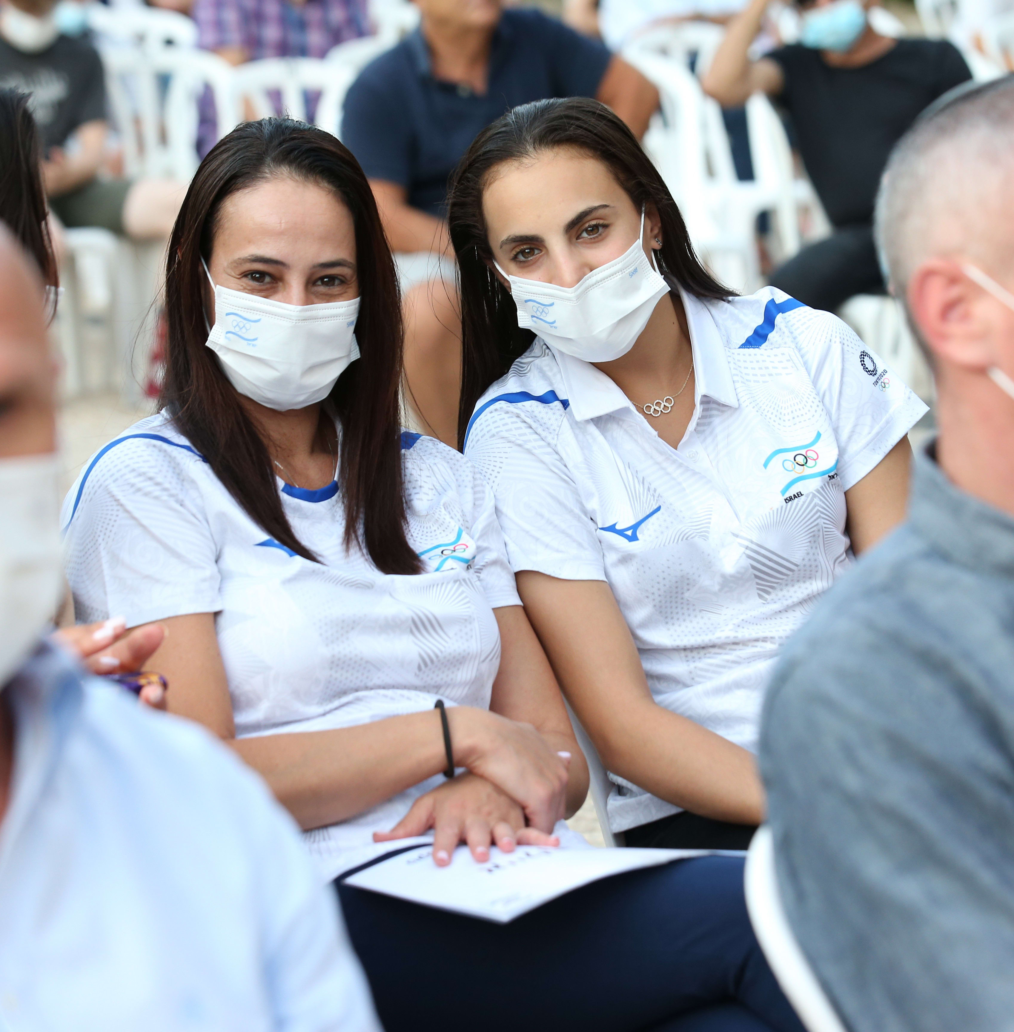 לינוי אשרם מתעמלת אומנותית ישראלית עם איילת זוסמן