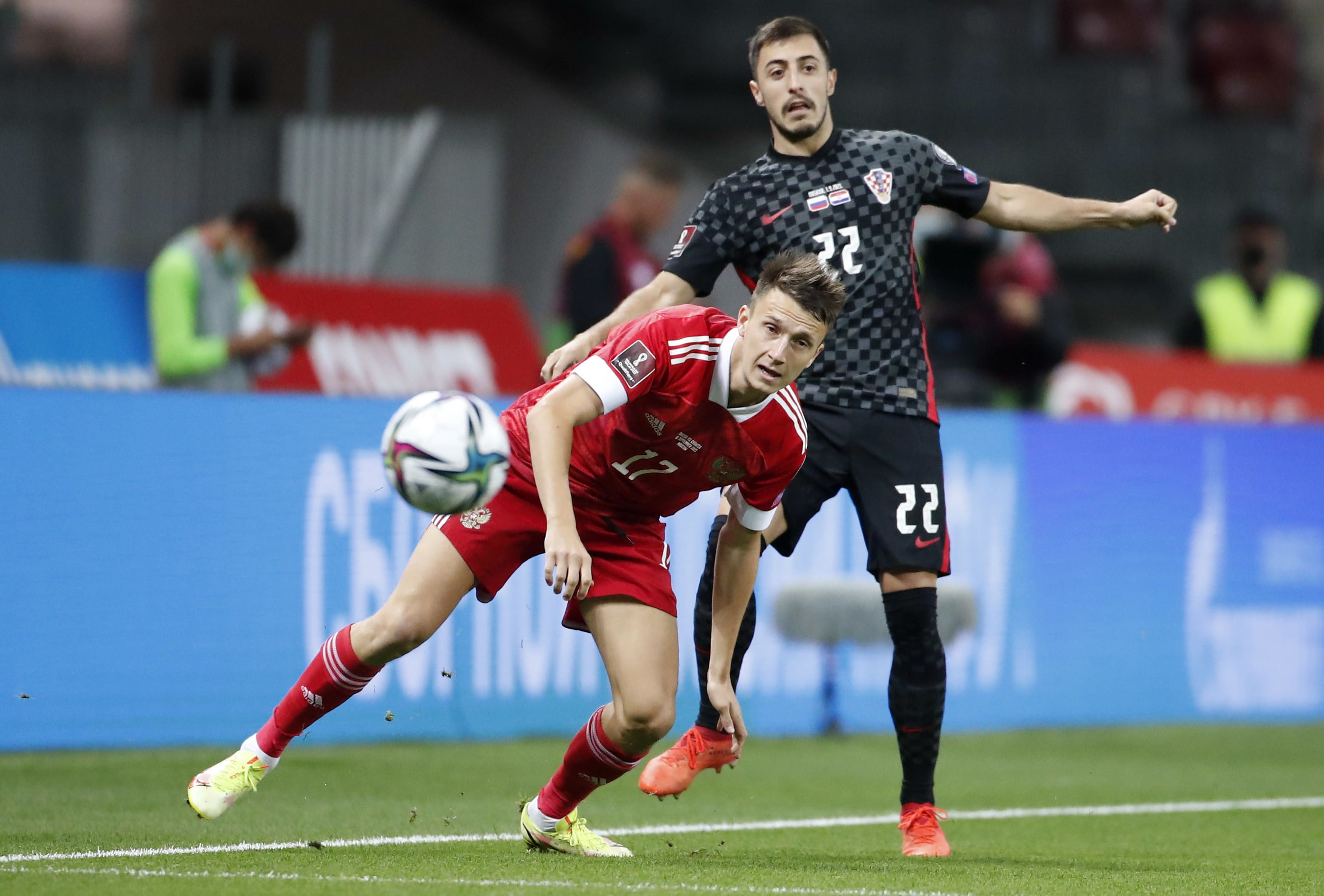 אלכסנדר גולובין שחקן נבחרת רוסיה מול יוסיפ יוראנוביץ' שחקן נבחרת קרואטיה