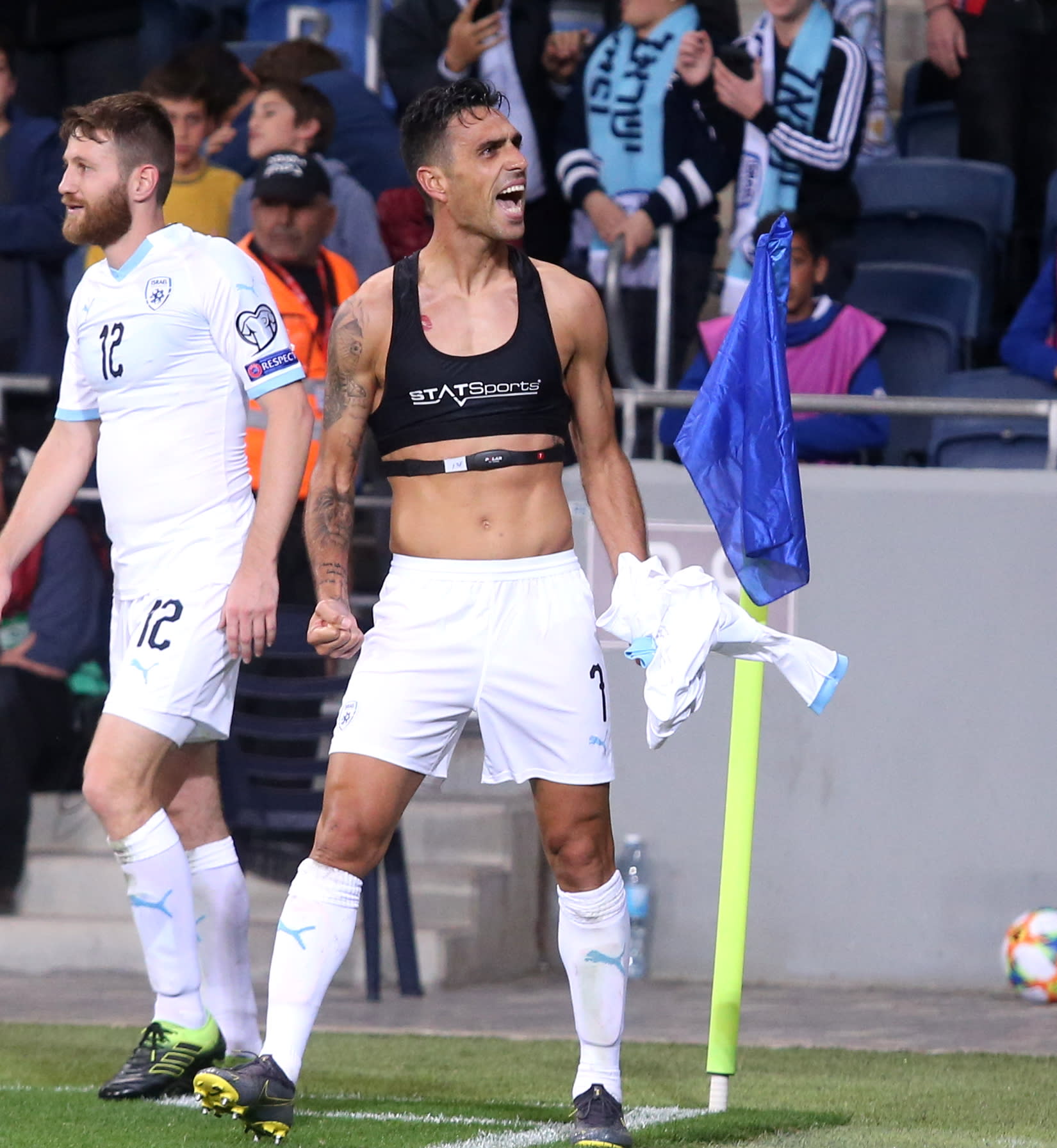 שחקן נבחרת ישראל ערן זהבי חוגג