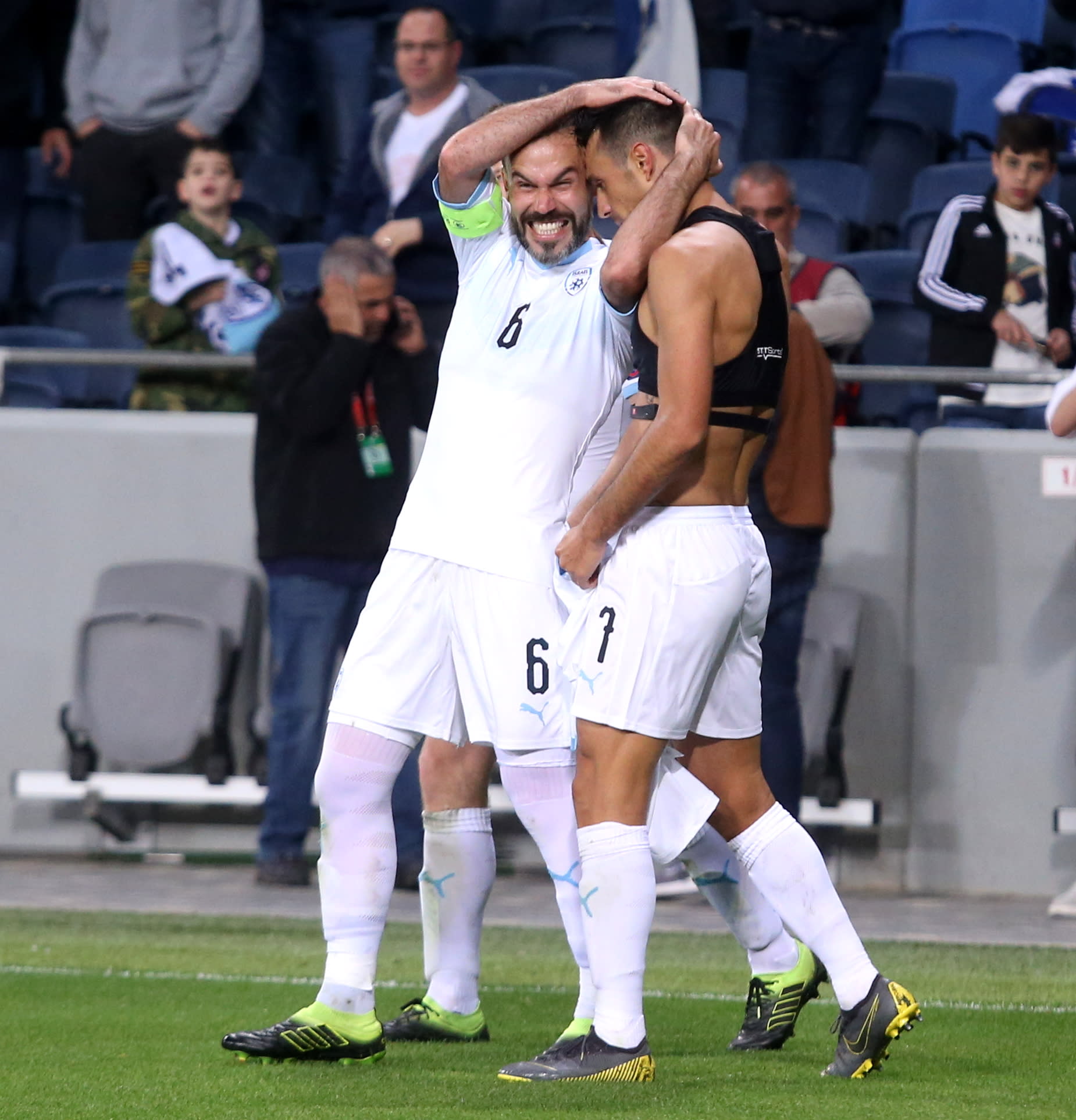 שחקני נבחרת ישראל ערן זהבי, ביברס נאתכו חוגגים